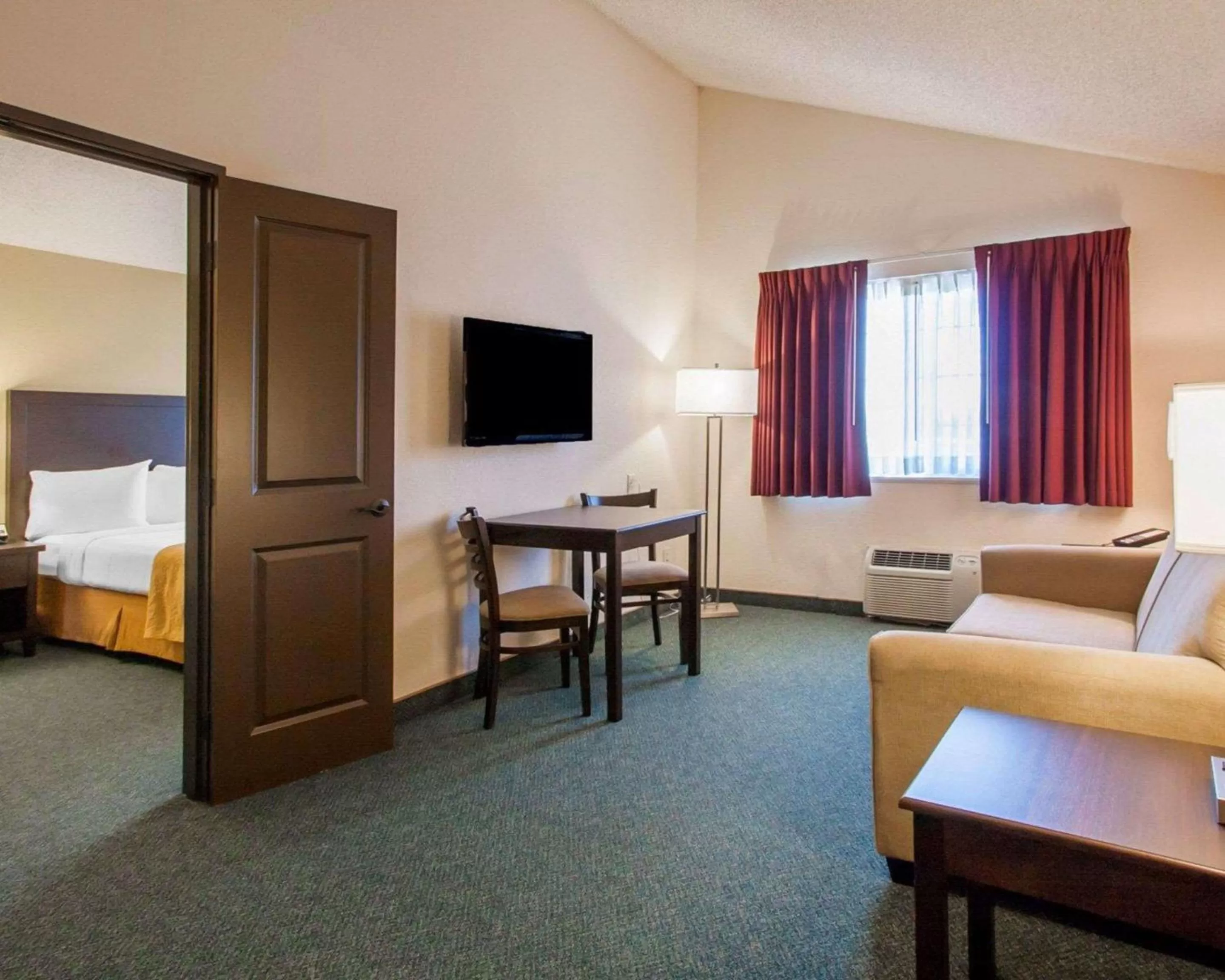 Photo of the whole room, Bed in Quality Inn & Suites Springfield - Eugene North
