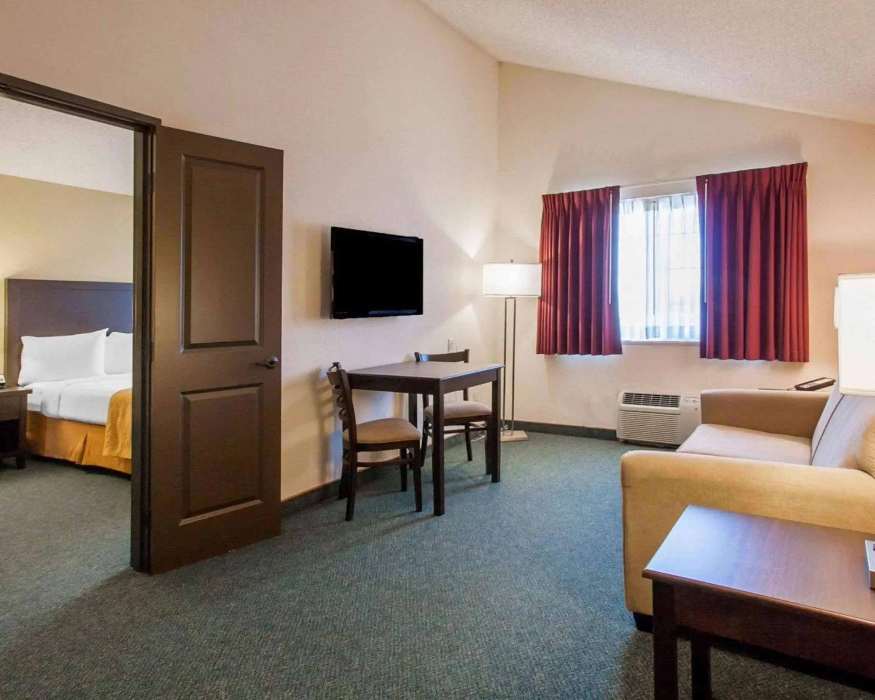 Photo of the whole room, TV/Entertainment Center in Quality Inn & Suites Springfield