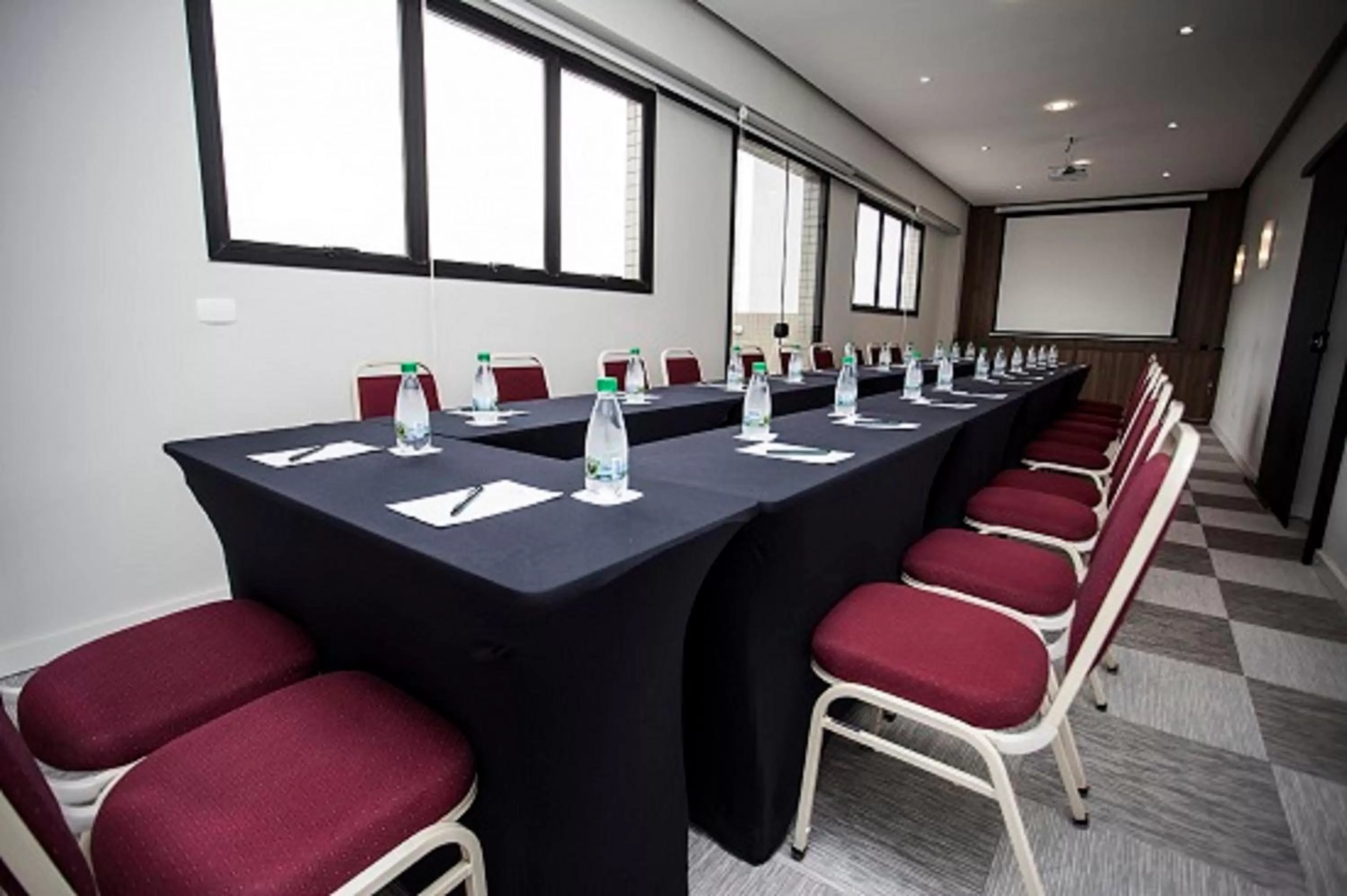 Meeting/conference room in Rio Hotel by Bourbon Curitiba