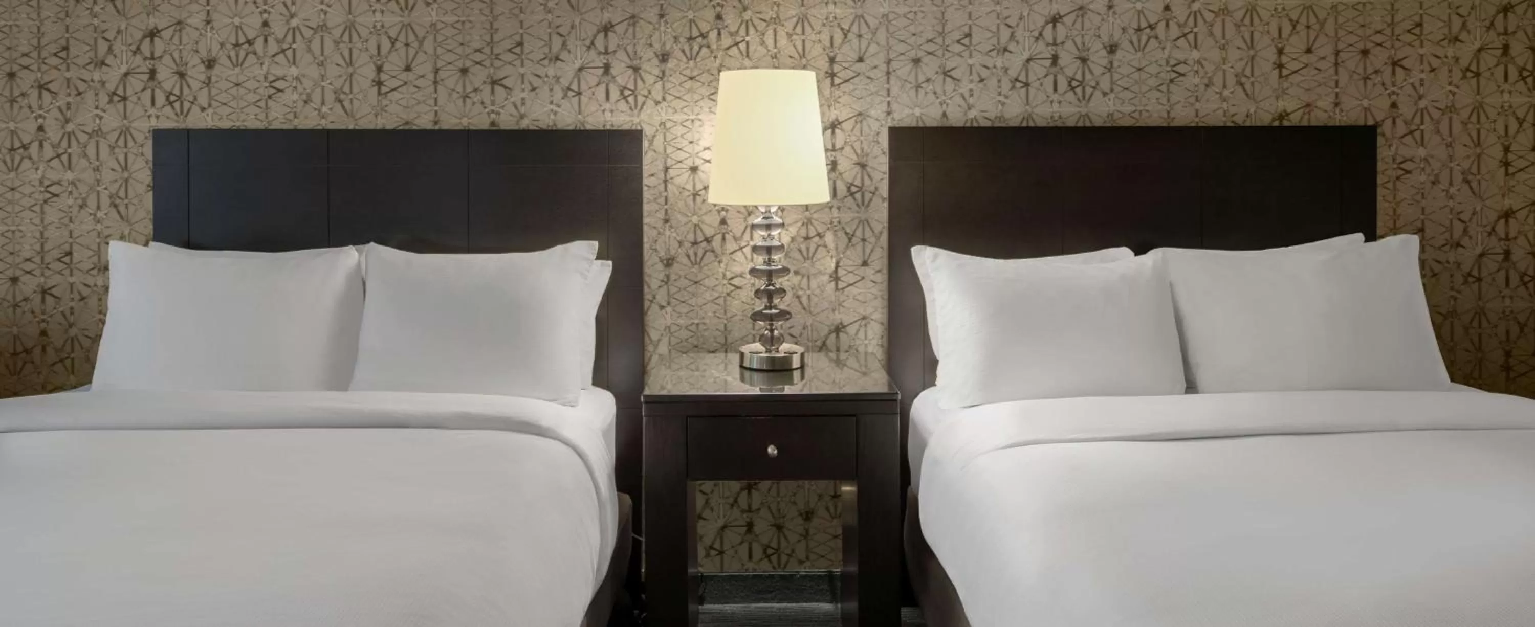 Bed in DoubleTree by Hilton Hotel Chicago Wood Dale - Elk Grove