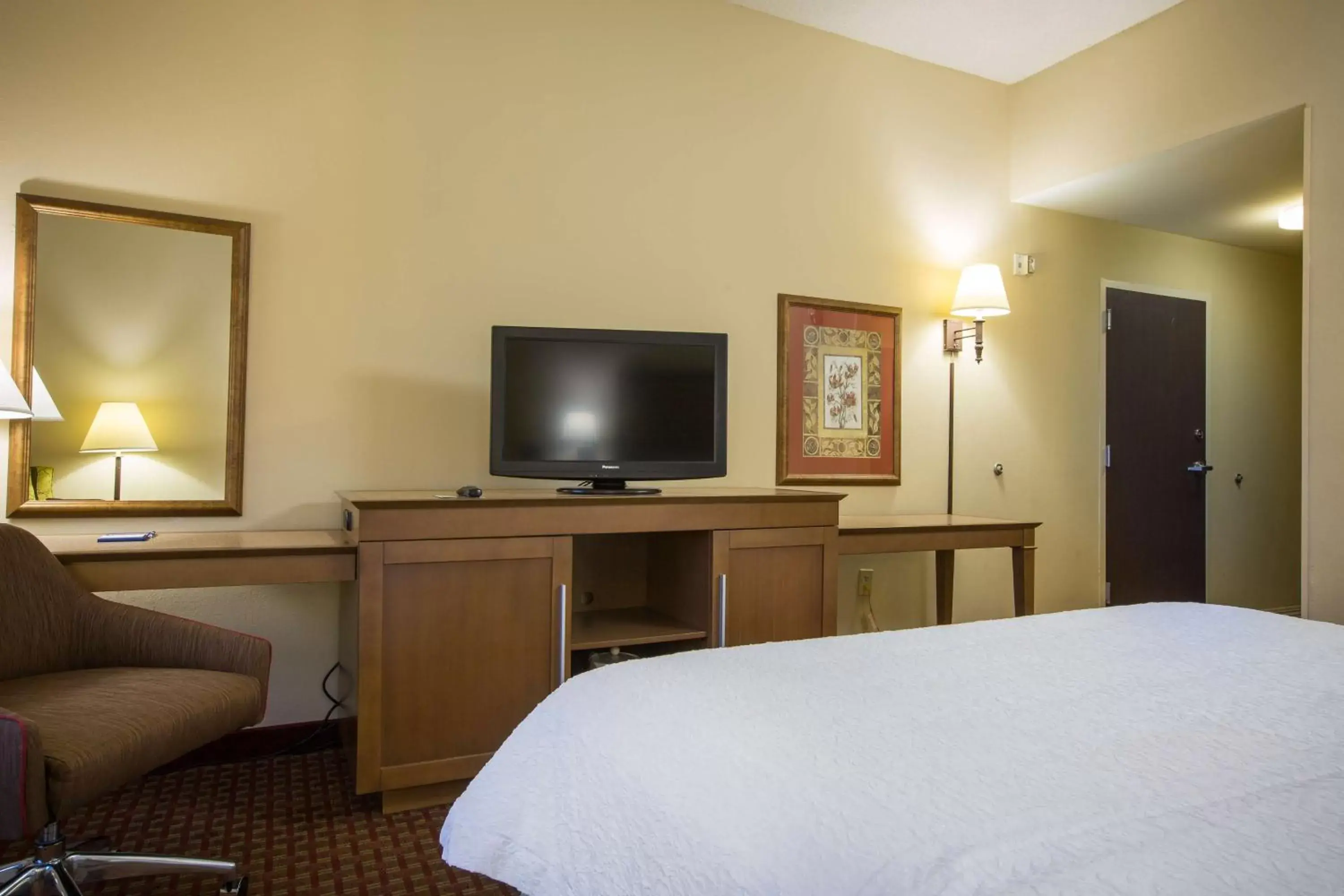 Bed, TV/Entertainment Center in Hampton Inn Washington