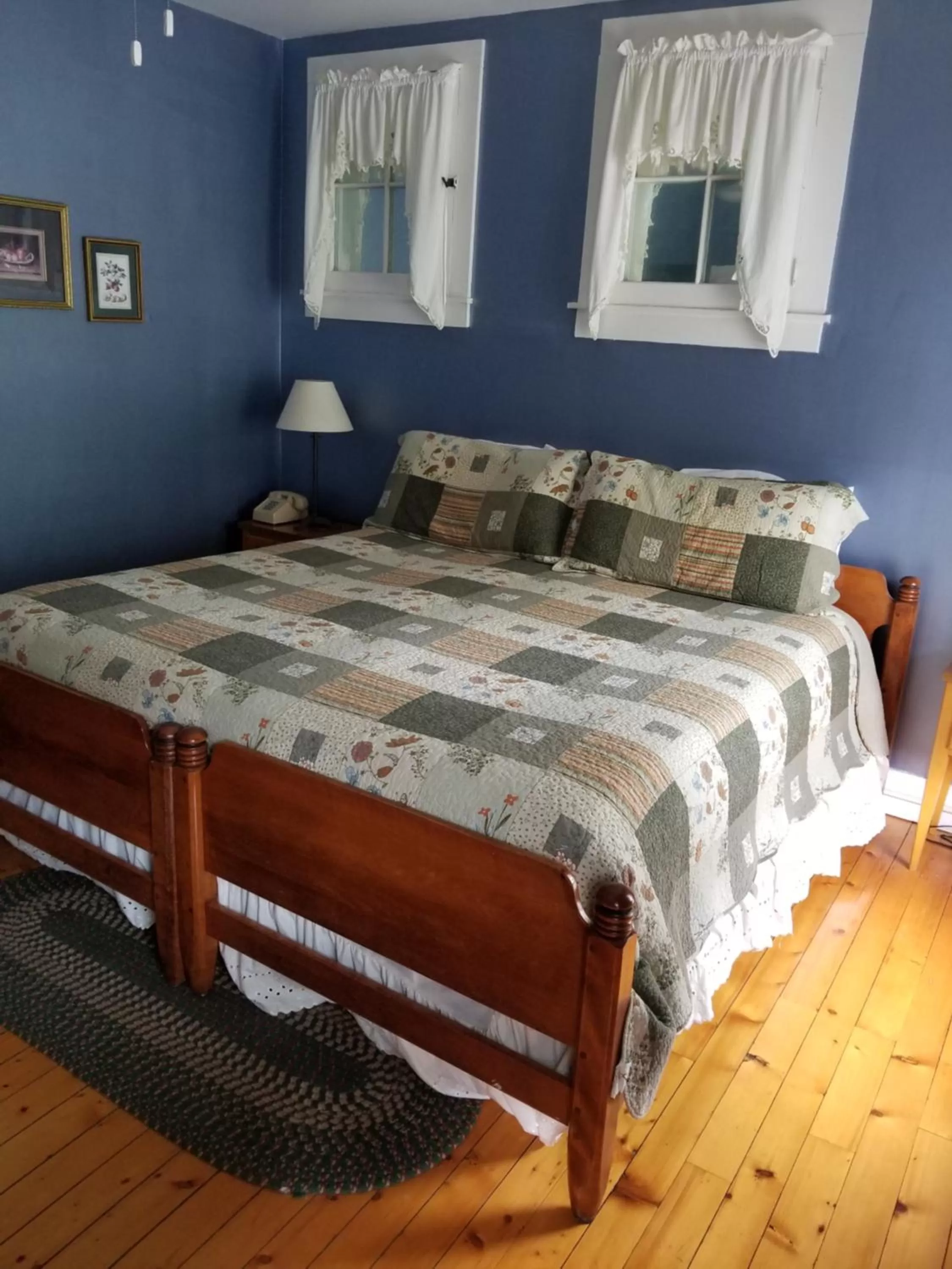 Bed in Trails End Inn