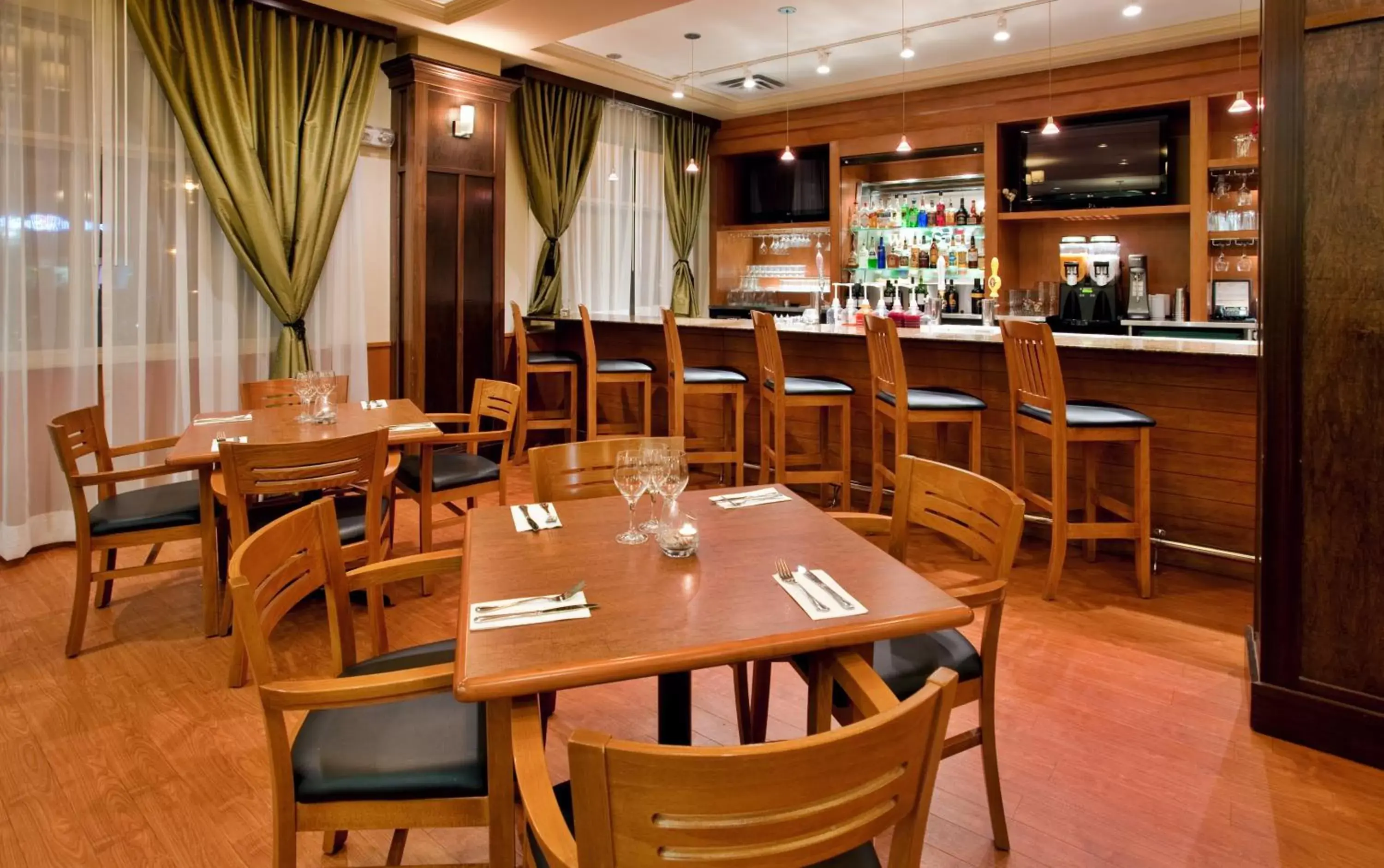 Lounge or bar, Restaurant/Places to Eat in Holiday Inn Hotel and Suites-Kamloops, an IHG Hotel
