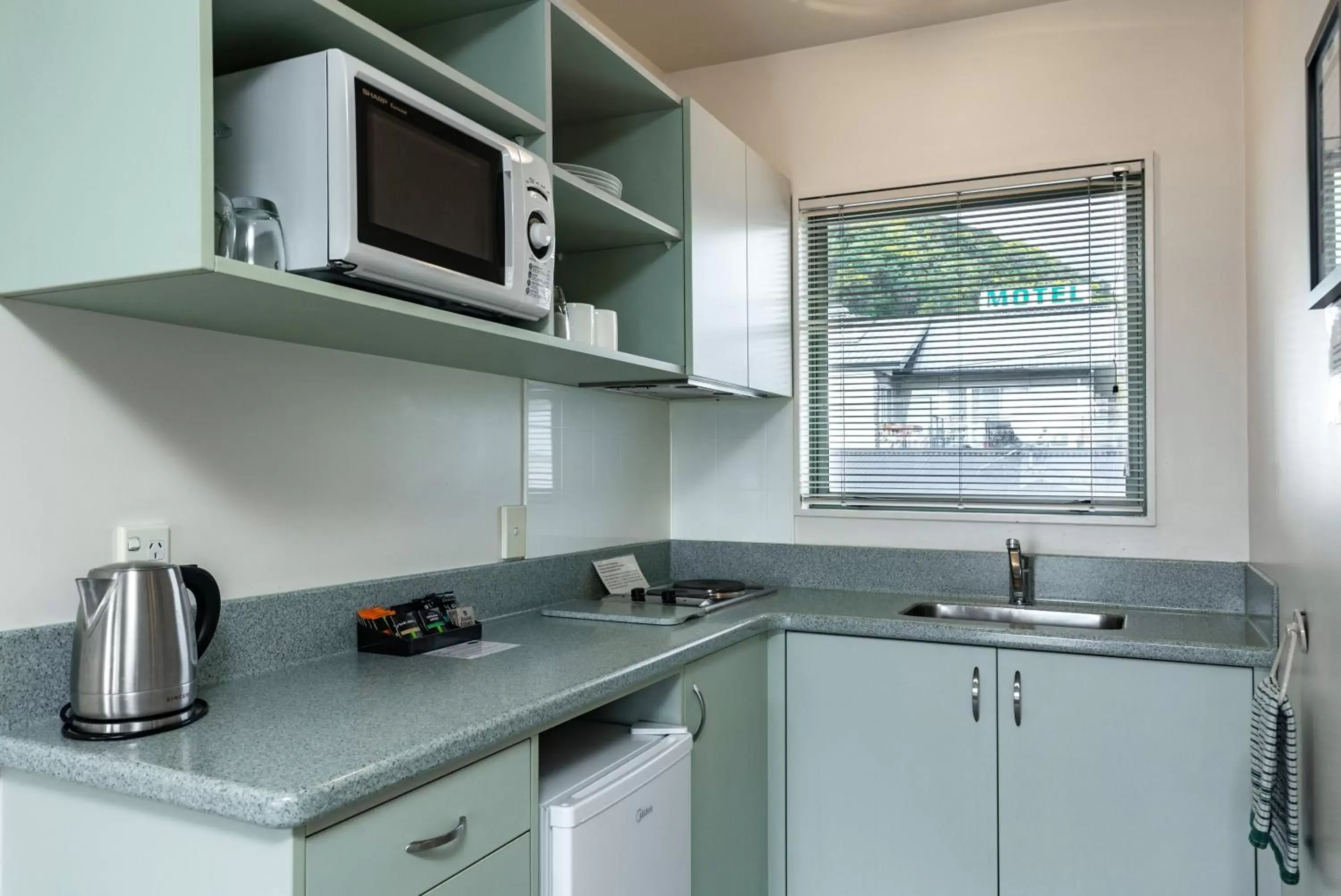 Kitchen/Kitchenette in Jasmine Court Motel