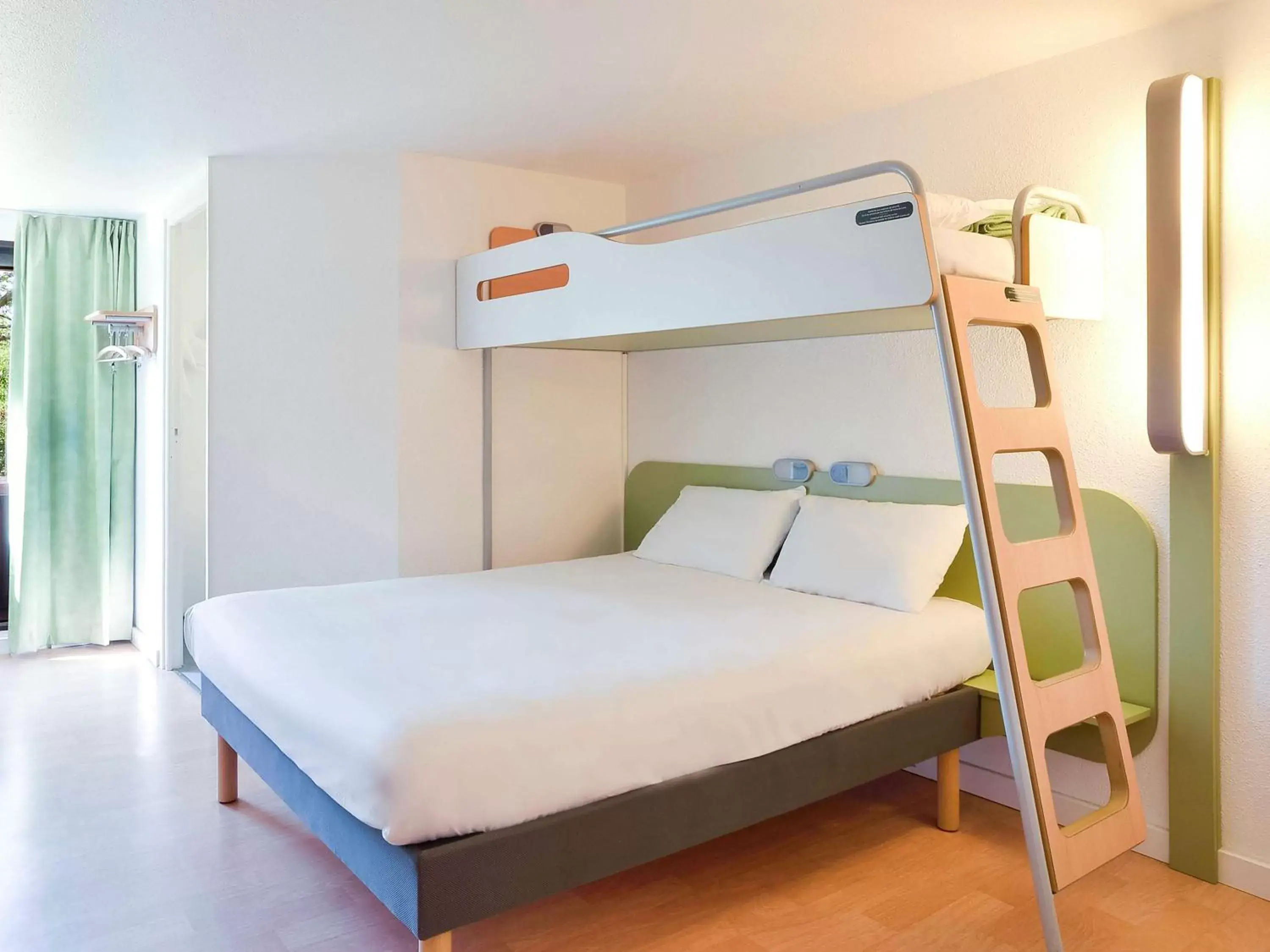 Photo of the whole room, Bunk Bed in Ibis Budget Villefranche