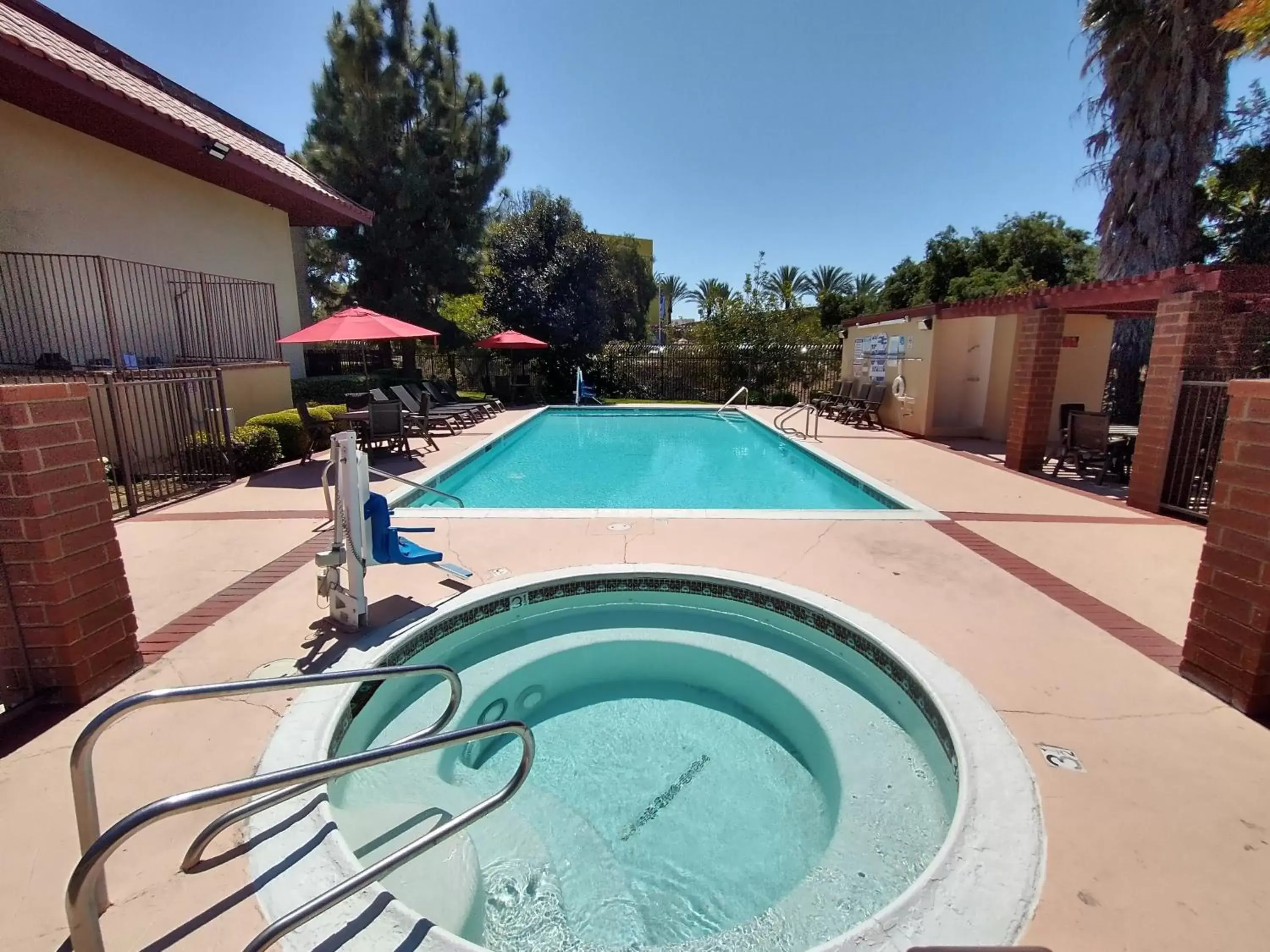 Swimming Pool in Red Roof Inn Santa Ana