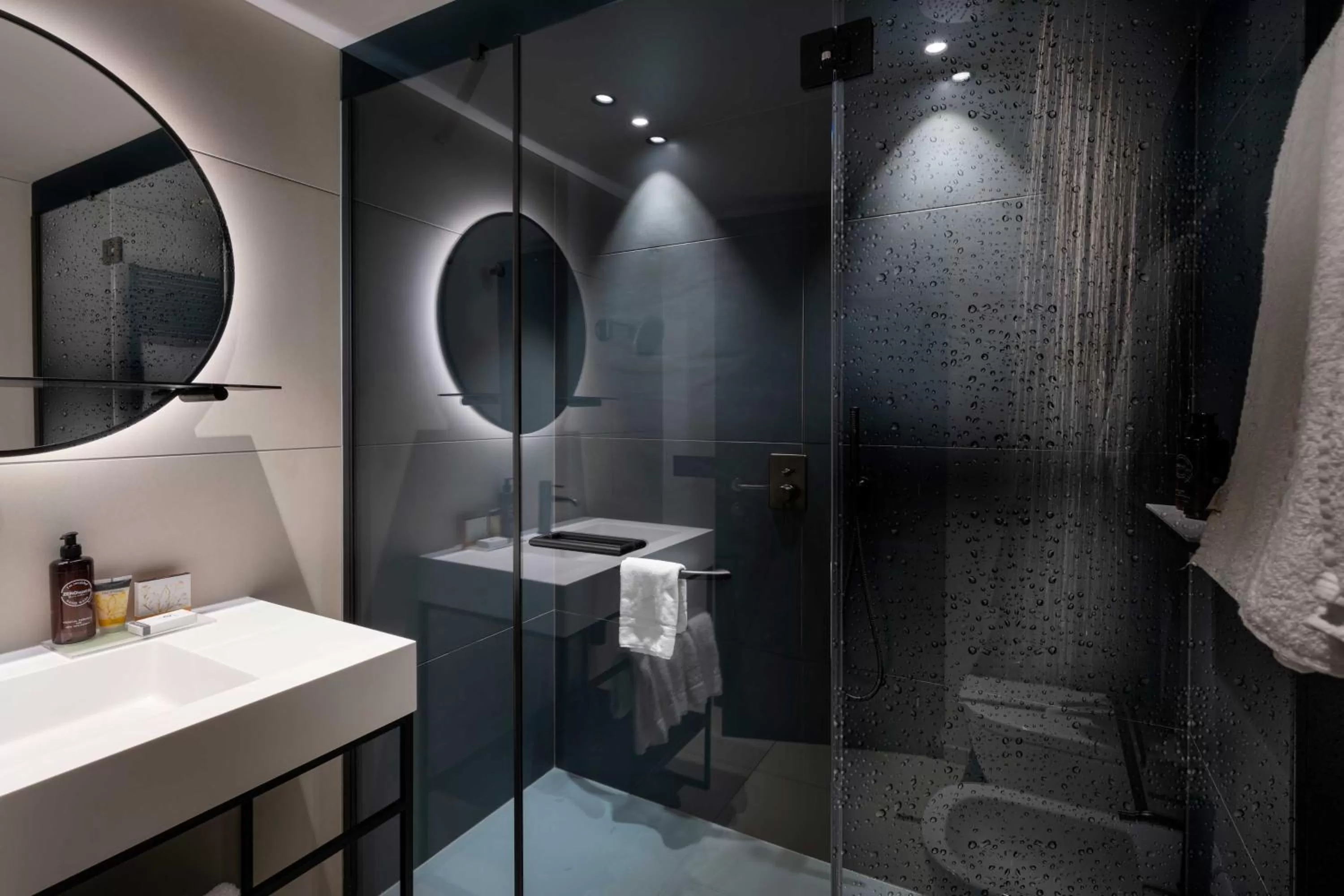 Shower in LUGANODANTE Boutique & Lifestyle Hotel