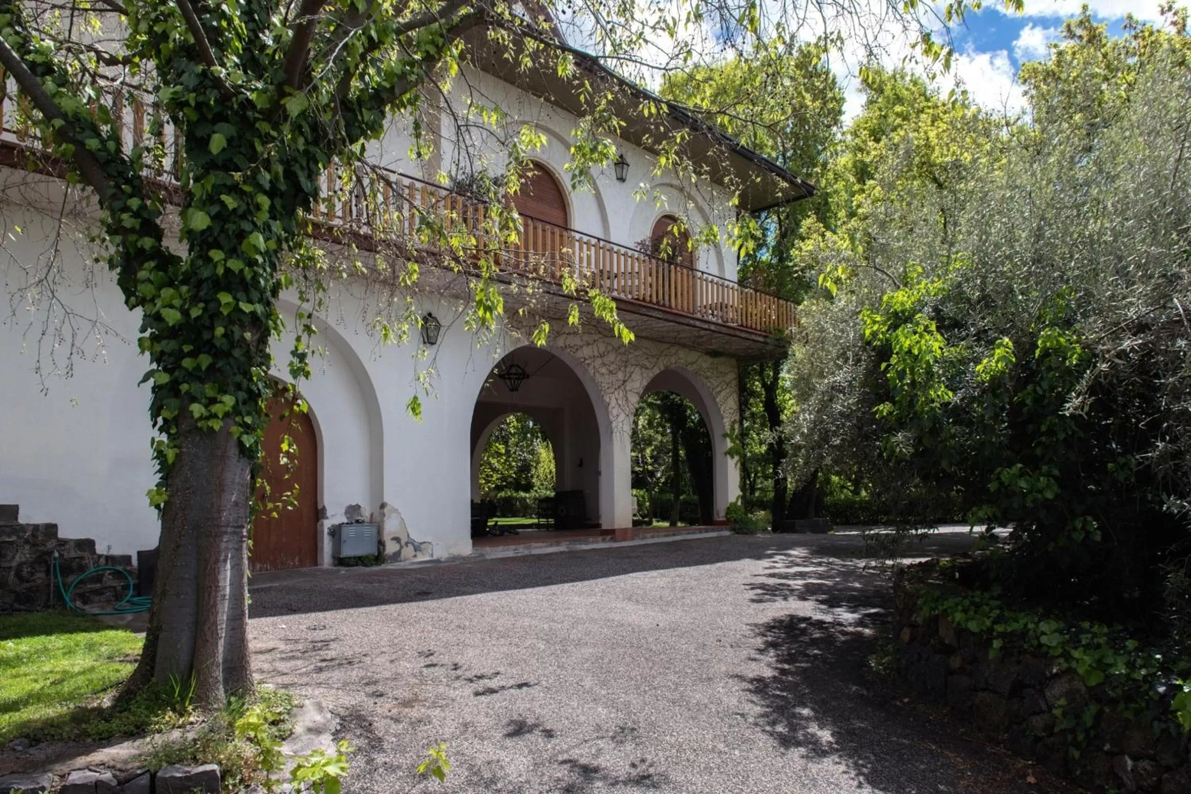 Facade/entrance in Domus Verdiana
