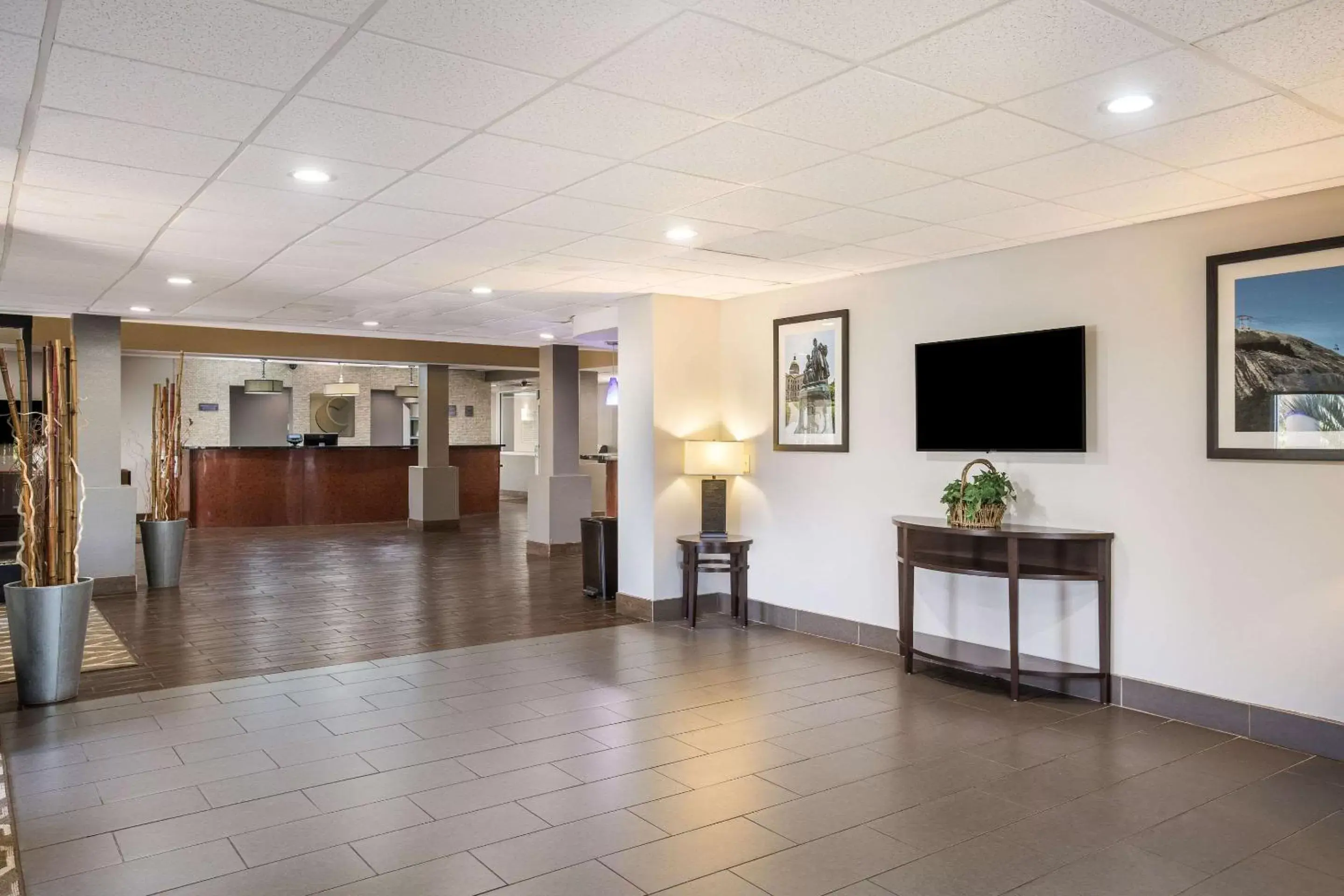Lobby or reception in Comfort Suites Forsyth near I-75 Lobby or reception in Comfort Suites Forsyth near I-75