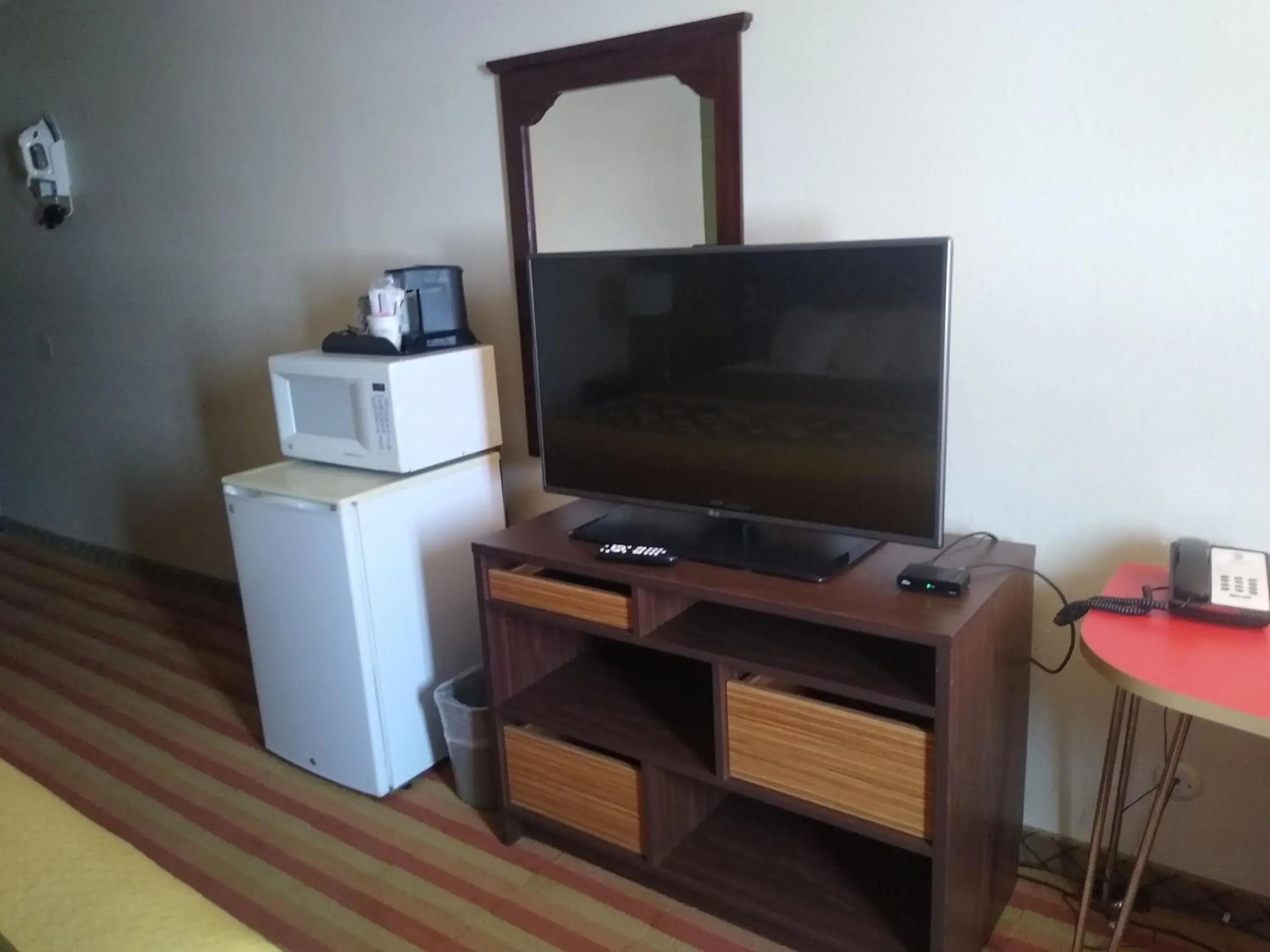 TV and multimedia, TV/Entertainment Center in Super 8 by Wyndham Craig