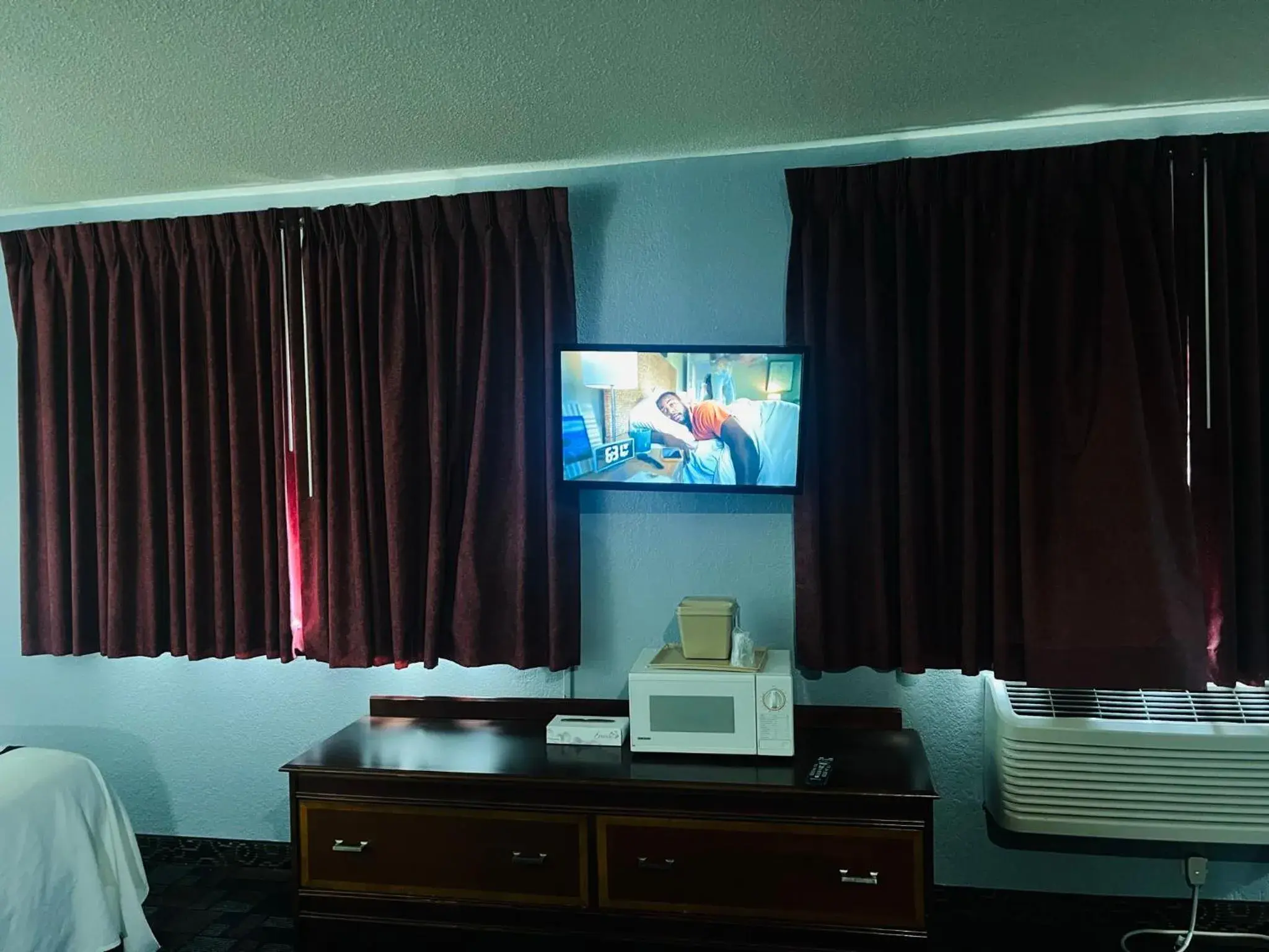 TV and multimedia, TV/Entertainment Center in Rodeway Inn