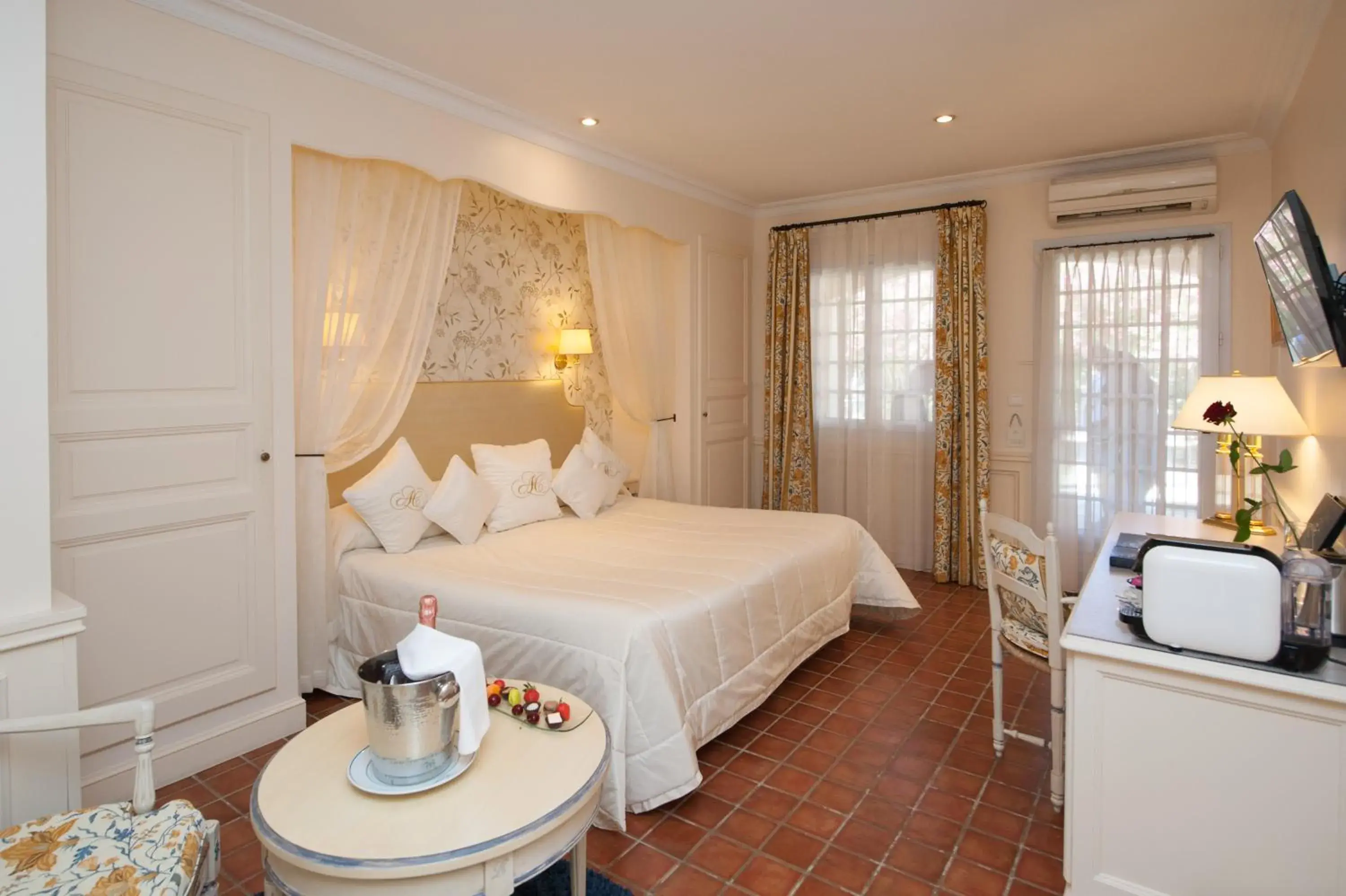 Bedroom in Auberge de Cassagne & Spa