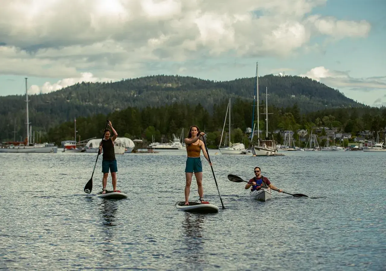 Entertainment, Canoeing in Brentwood Bay Resort
