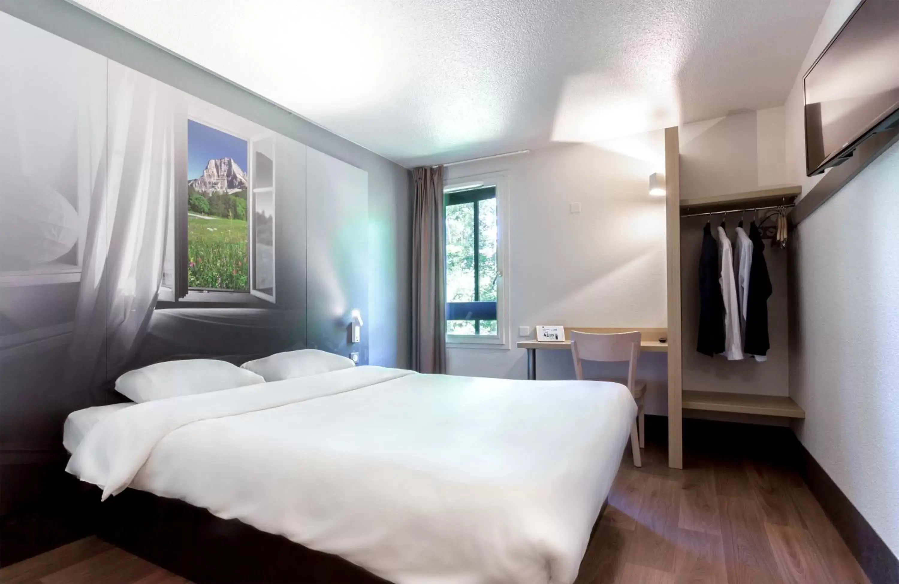 Bedroom, Bed in B&B HOTEL CHAMBERY La Cassine