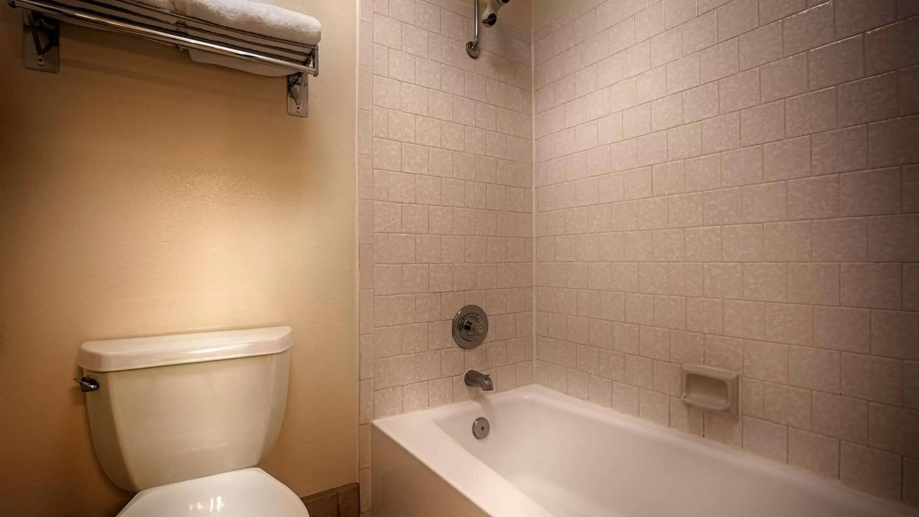 Shower, Bathroom in Best Western Sonoma Winegrower's Inn