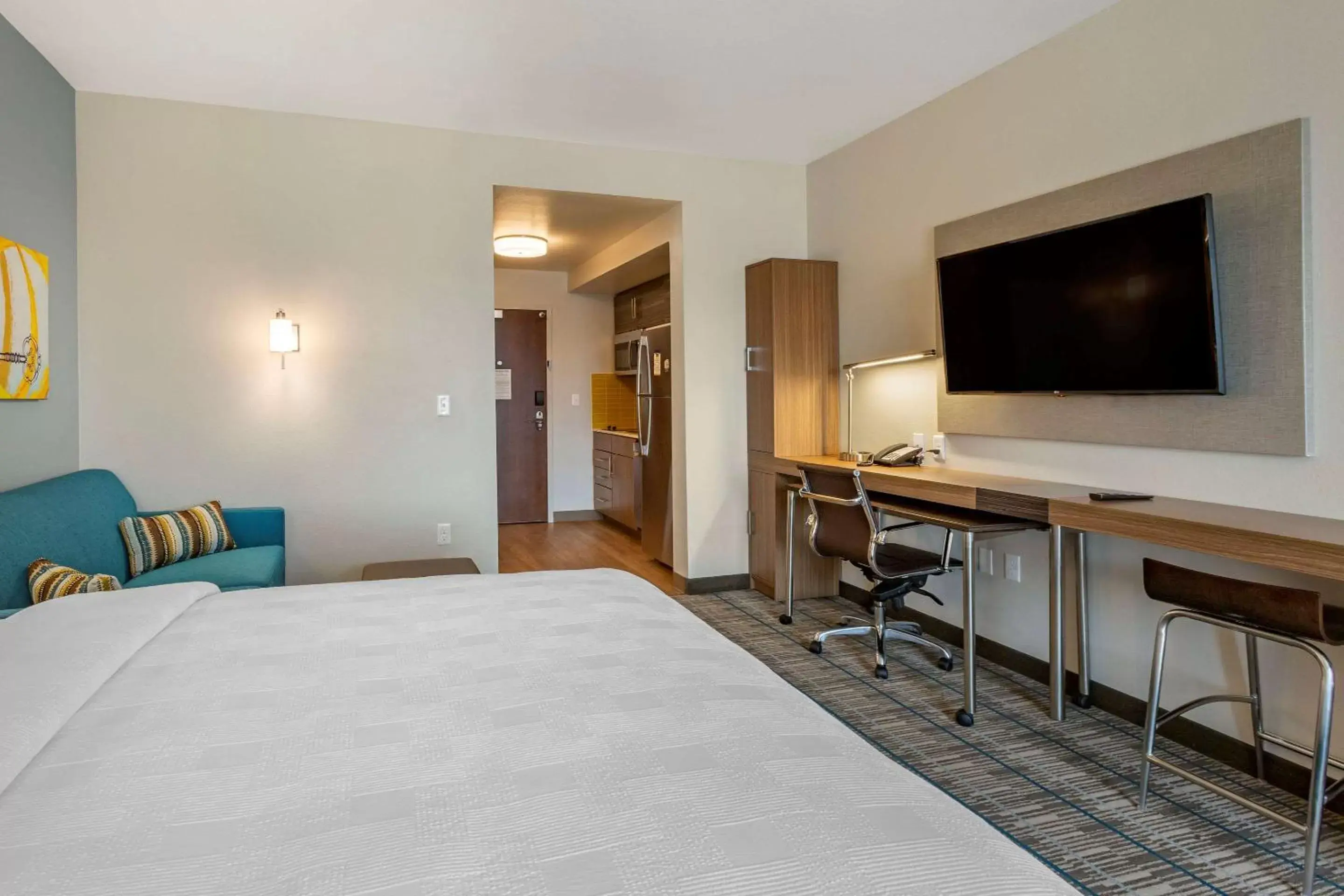 Photo of the whole room, Bed in MainStay Suites