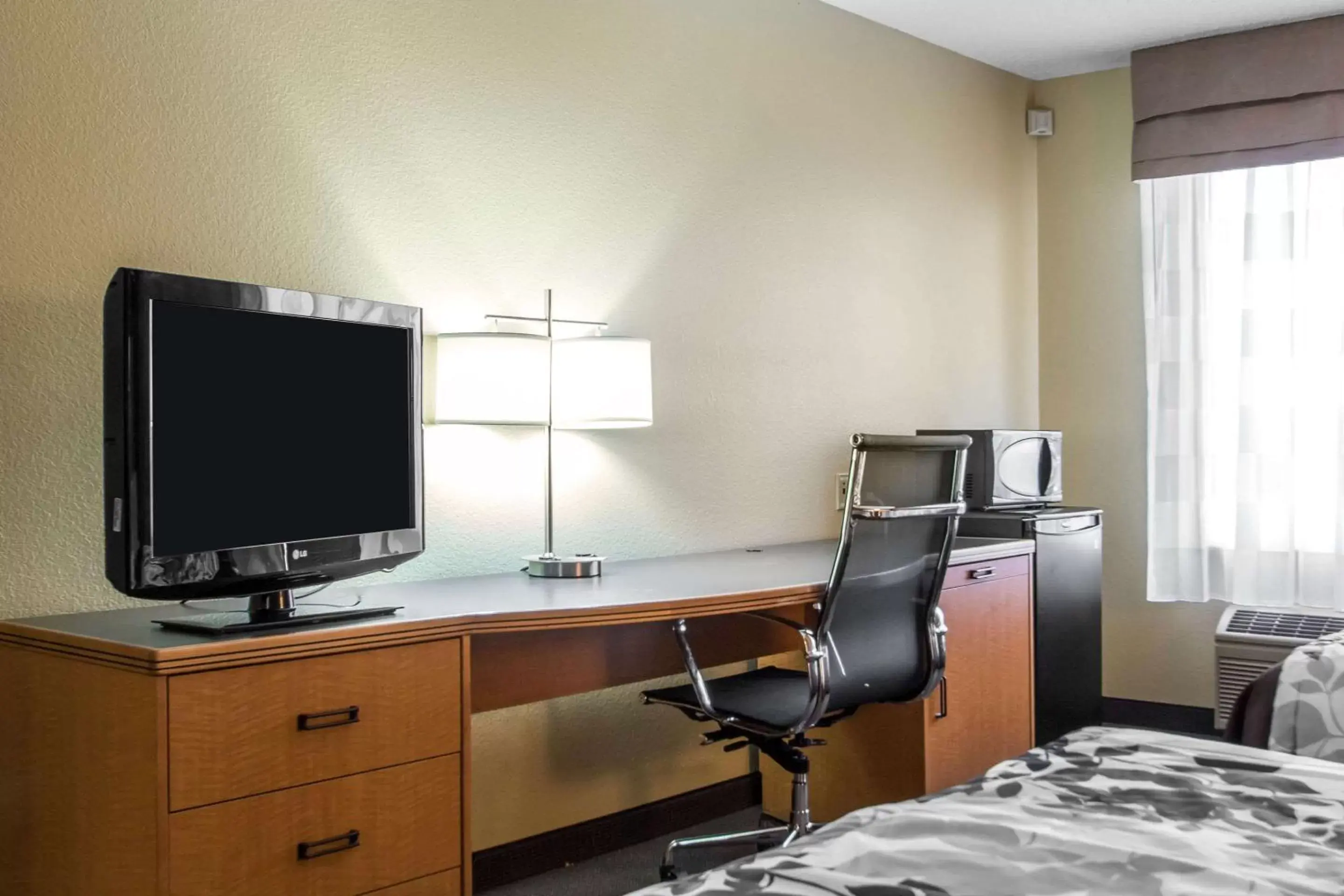 Bedroom, TV/Entertainment Center in Sleep Inn & Suites Sheboygan I-43