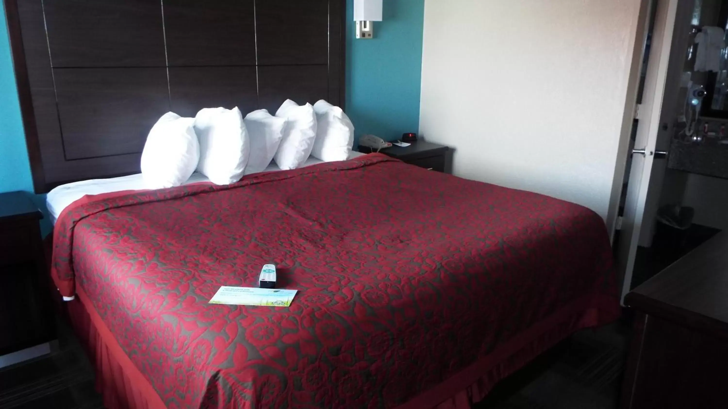 Bed in Days Inn & Suites by Wyndham Springfield on I-44