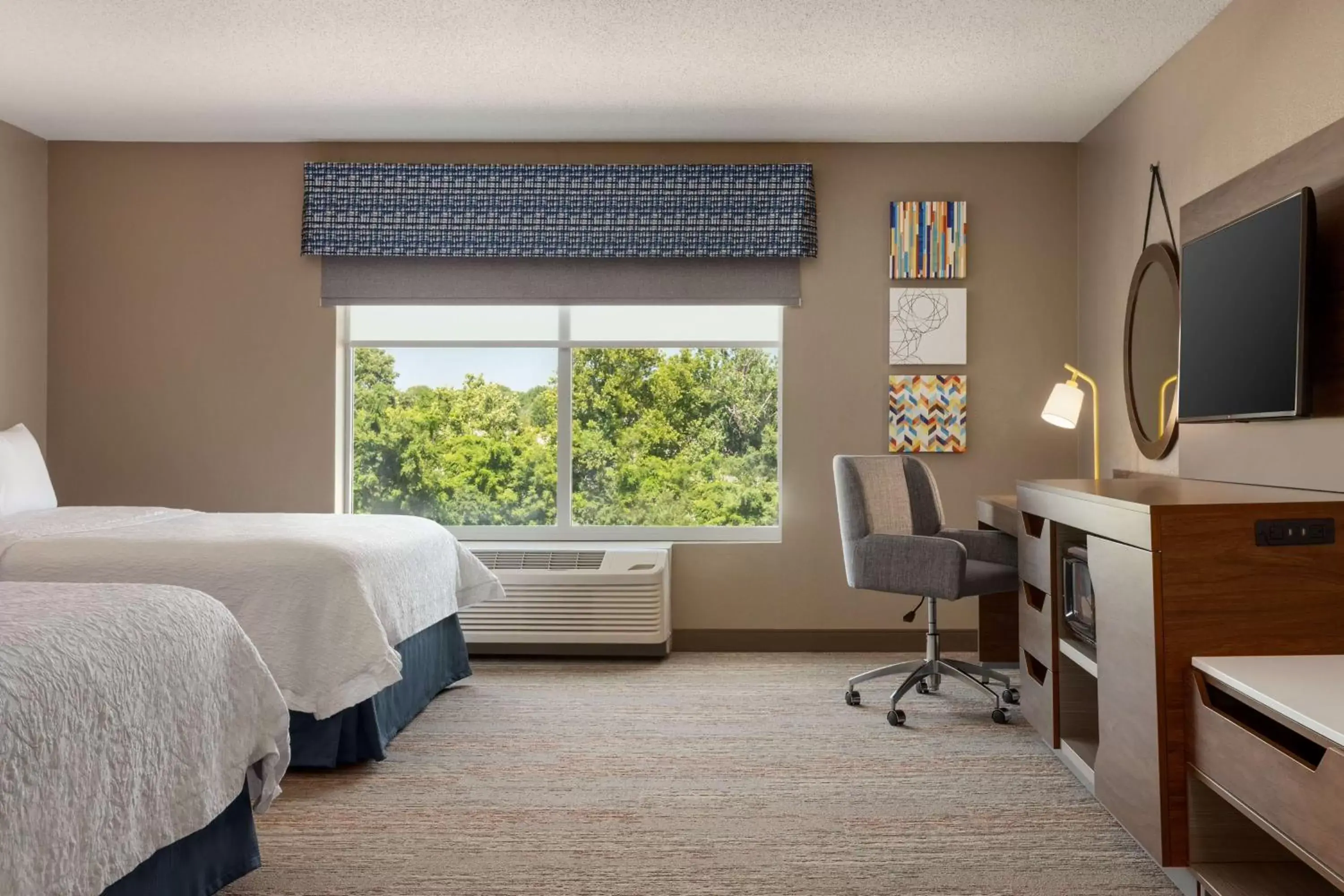 Bedroom, Bed in Hampton Inn St. Louis-Columbia