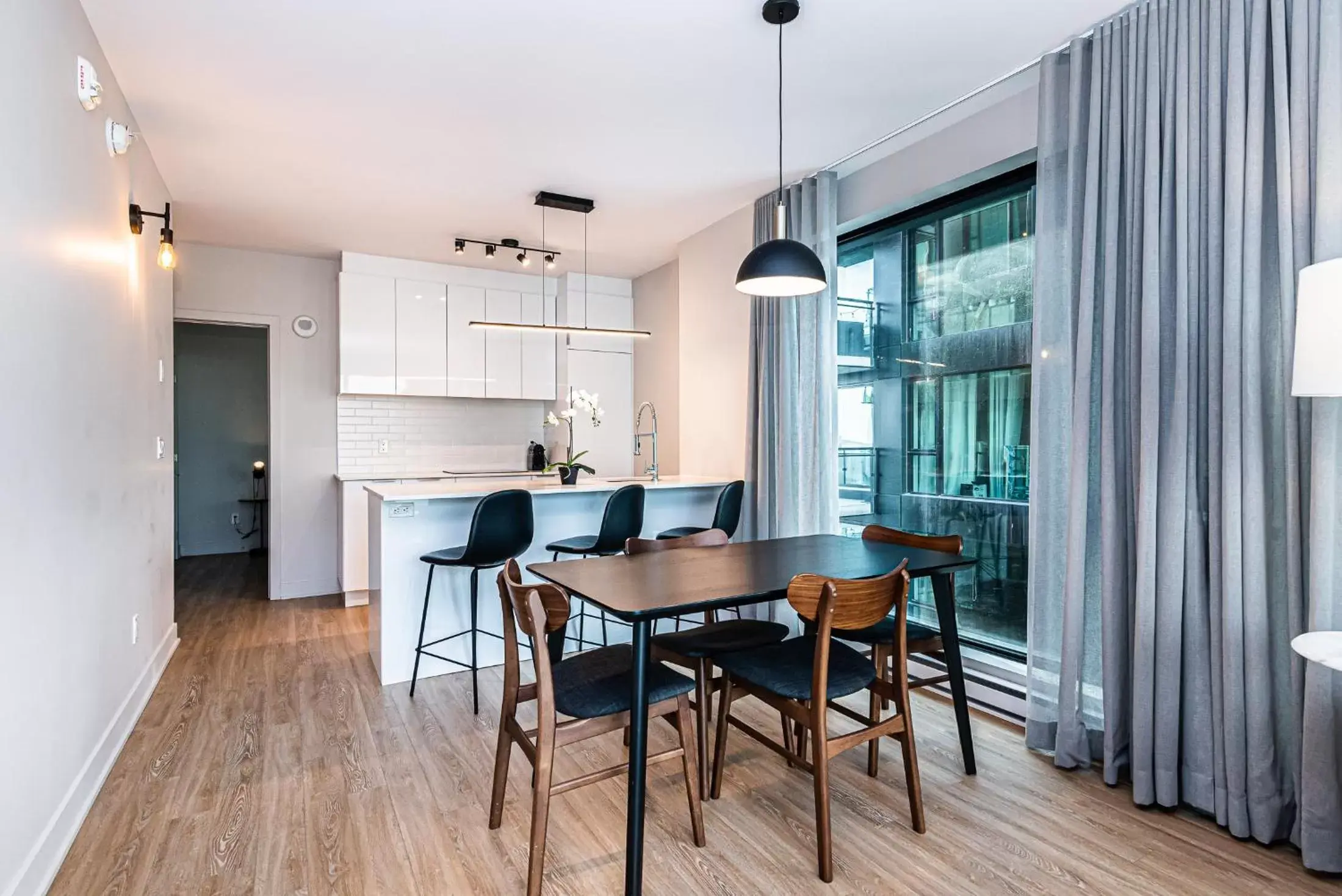 Kitchen or kitchenette, Dining Area in WRFY Griffintown Apartment