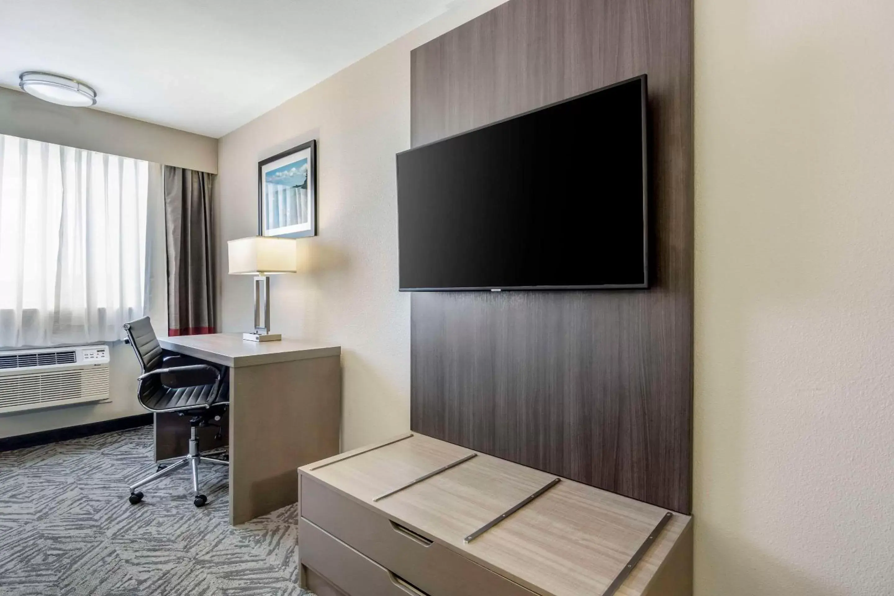 Seating area, TV/Entertainment Center in Comfort Inn & Suites Pacific – Auburn