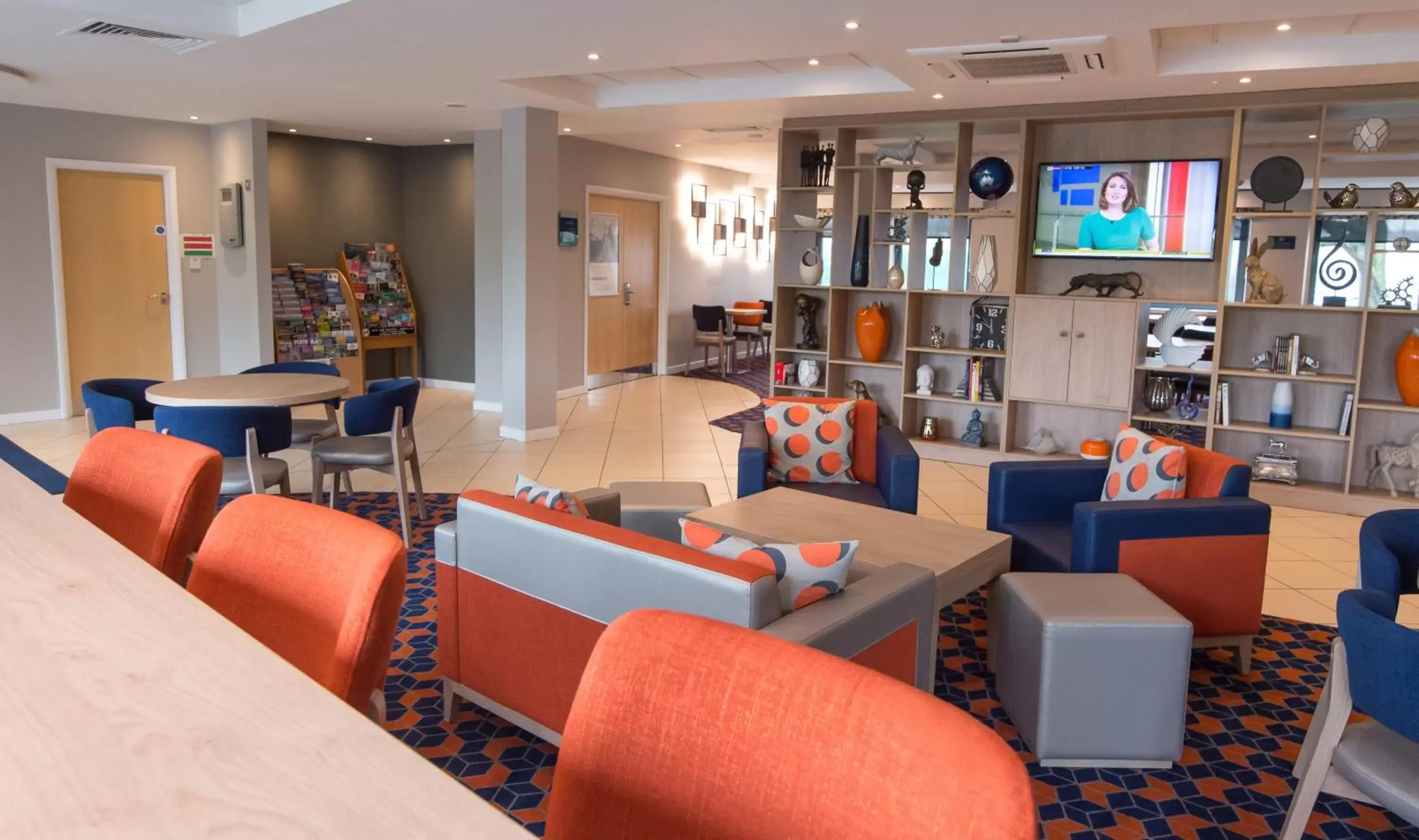 Lobby or reception, Lounge/Bar in Holiday Inn Express Dunfermline, an IHG Hotel