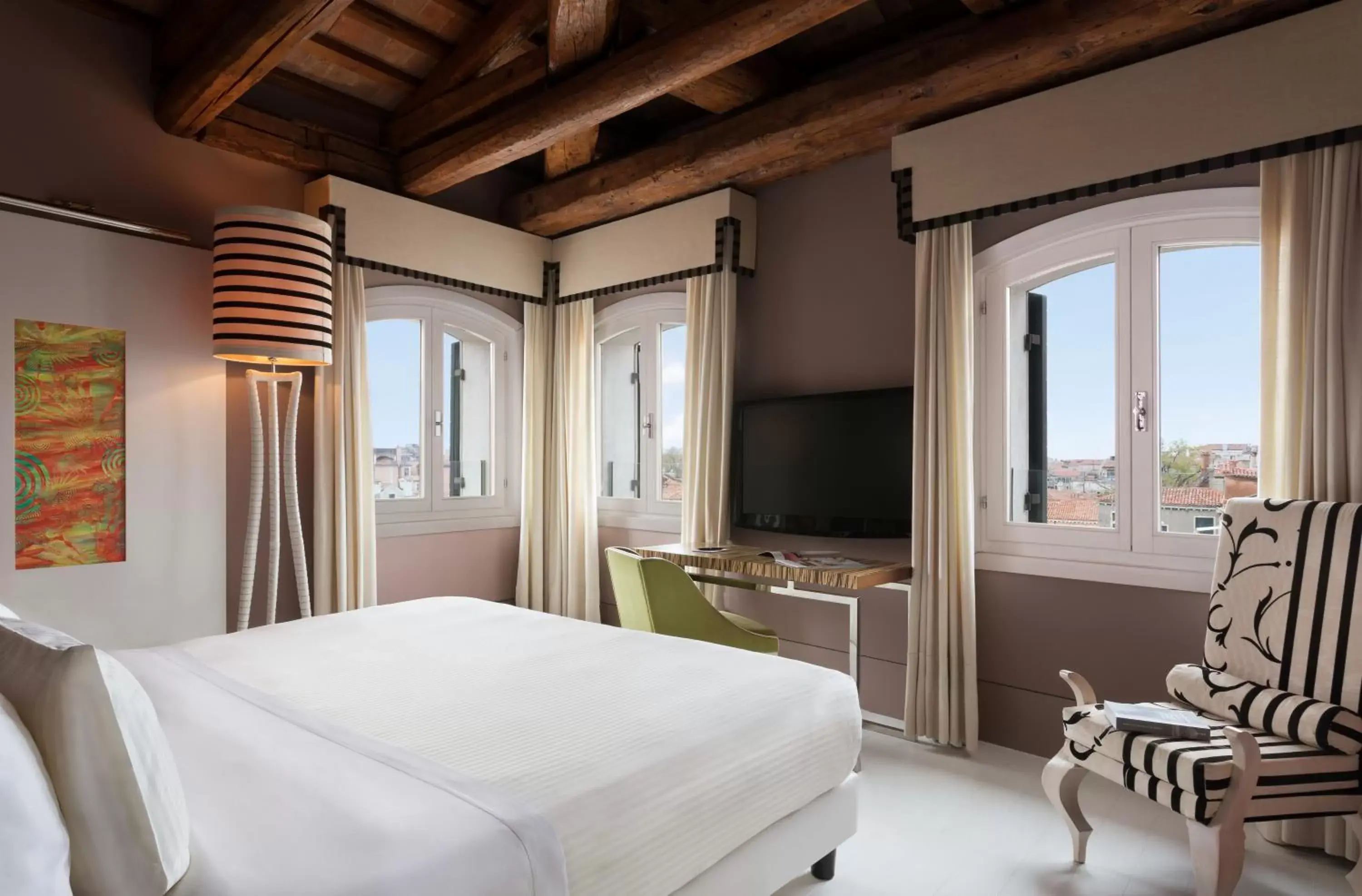 Photo of the whole room, Bed in Sina Centurion Palace Photo of the whole room, Bed in Sina Centurion Palace