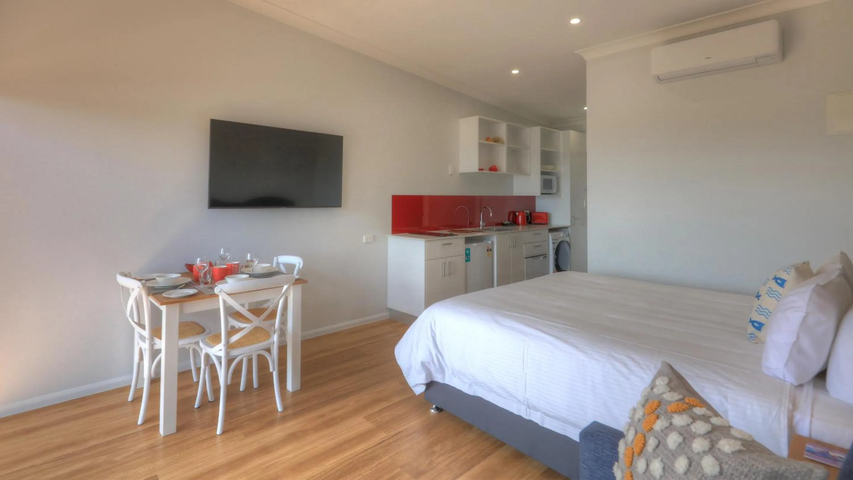 TV and multimedia, Bed in Atherton Motel