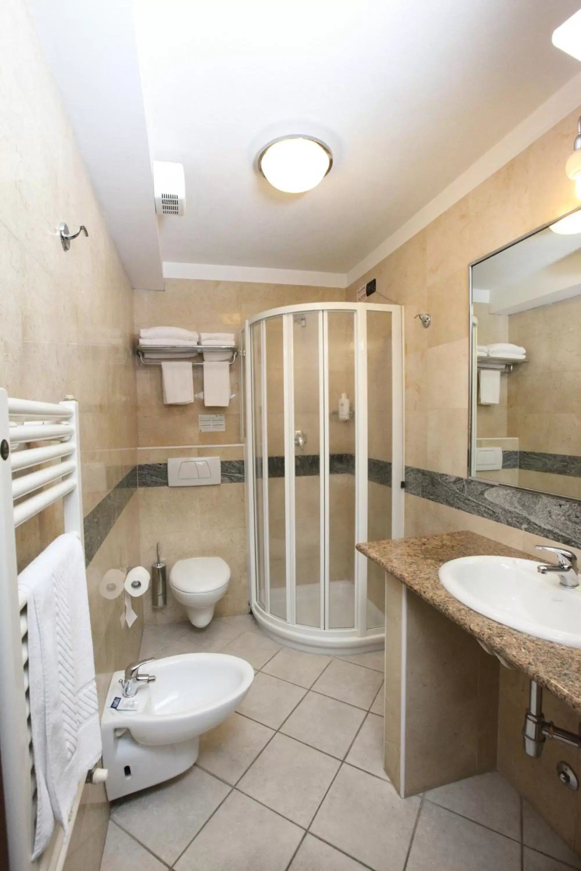 Shower, Bathroom in Hotel Ungheria Varese 1946