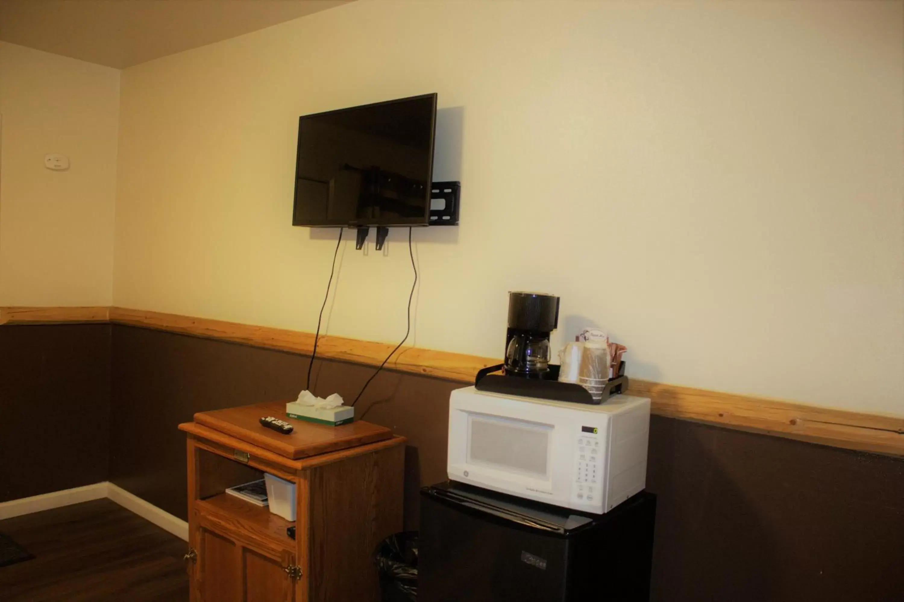 TV and multimedia, TV/Entertainment Center in Fireside Lodge