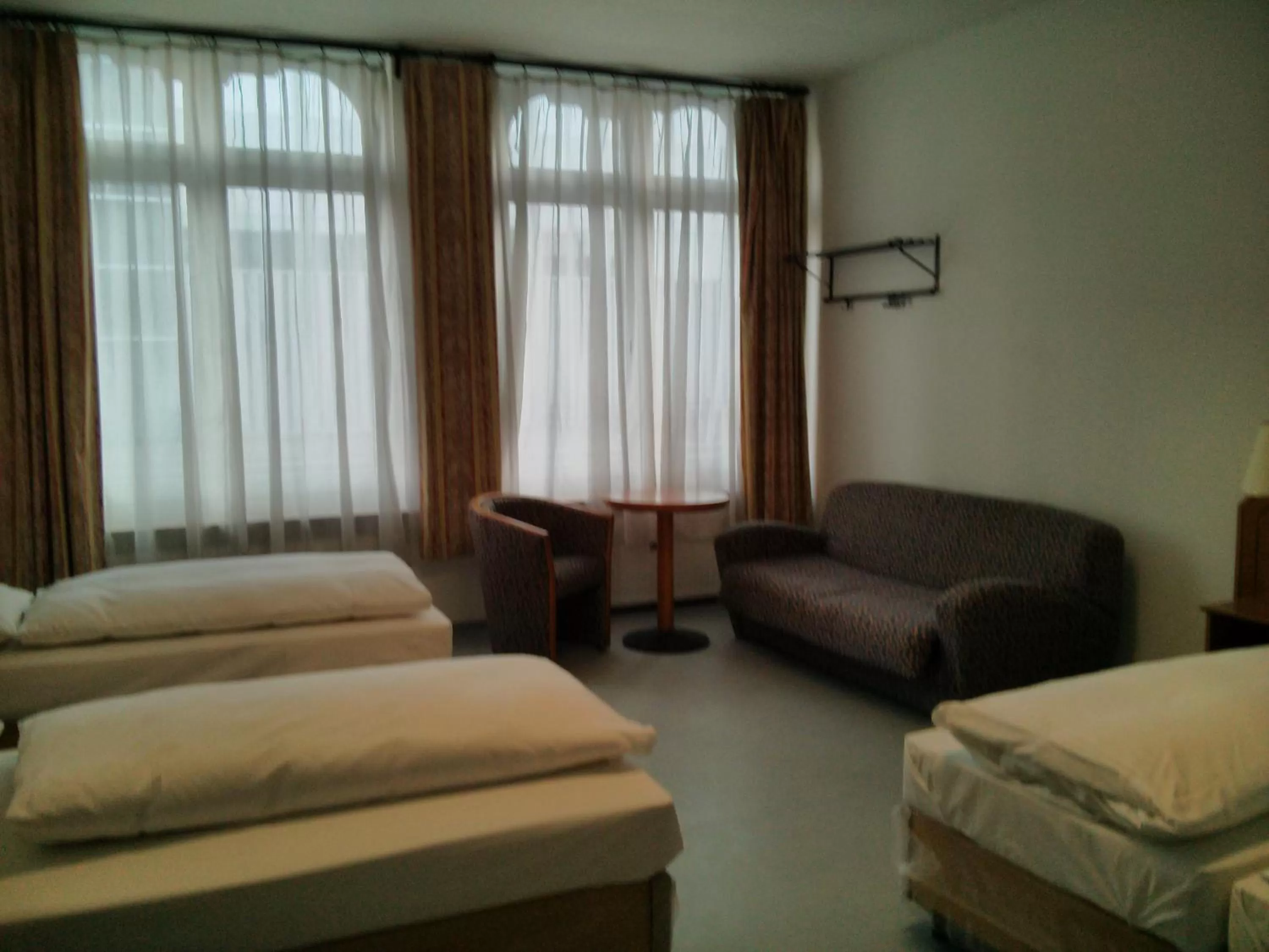 Photo of the whole room, Bed in Willy Hotel Frankfurt