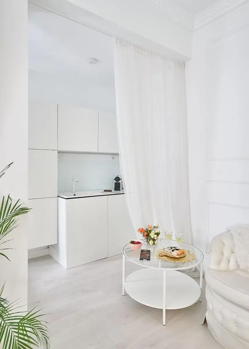 Kitchen or kitchenette, Dining Area in Urban Suite Santander