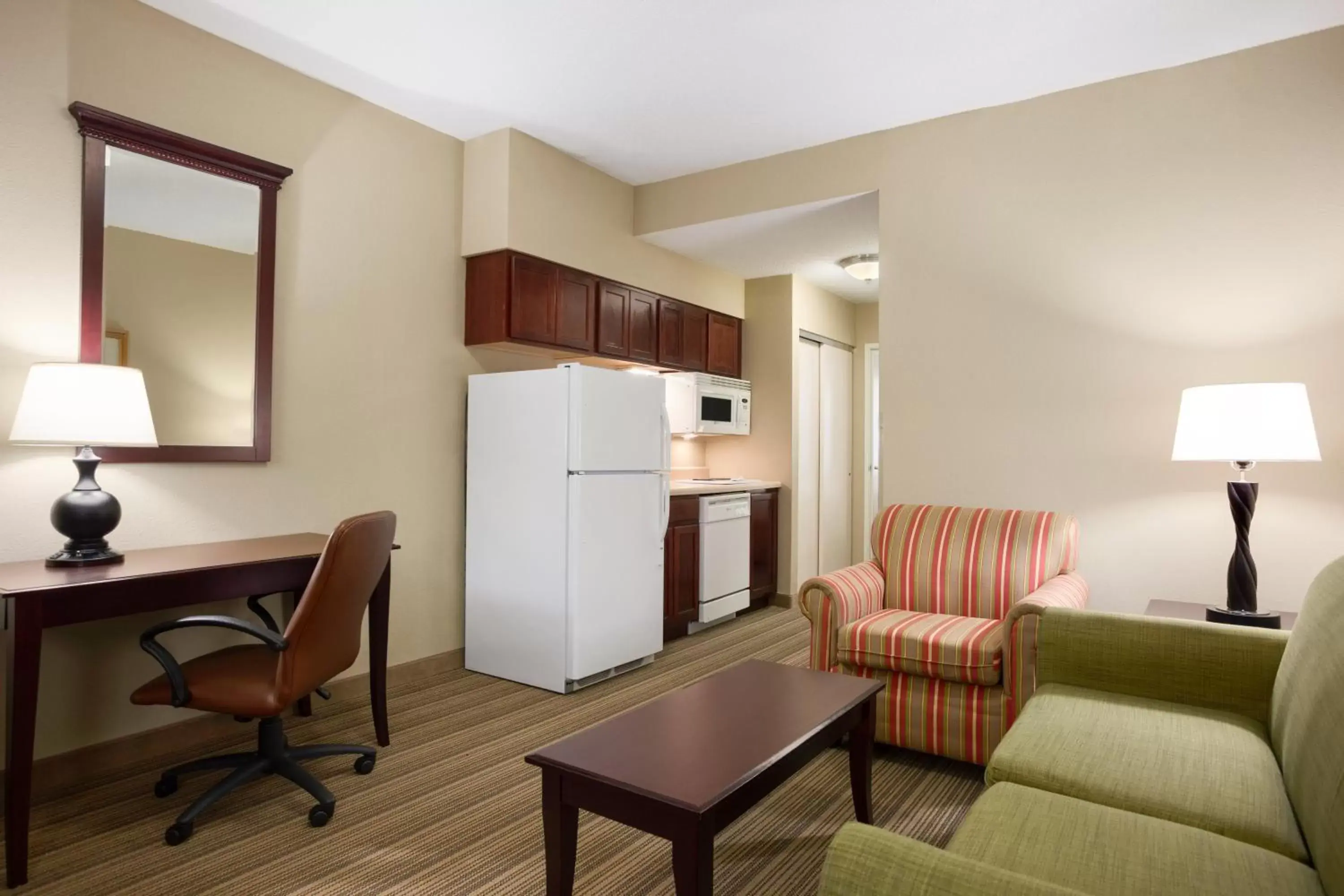 Kitchen or kitchenette, Seating Area in Country Inn & Suites by Radisson, Ithaca, NY