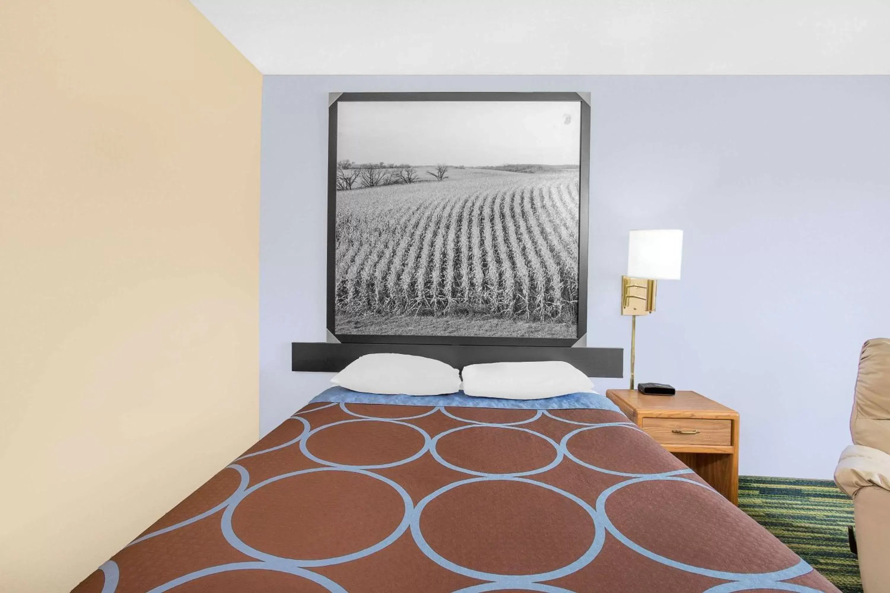 Bed in Boarders Inn & Suites by Cobblestone Hotels Waterloo Cedar Falls
