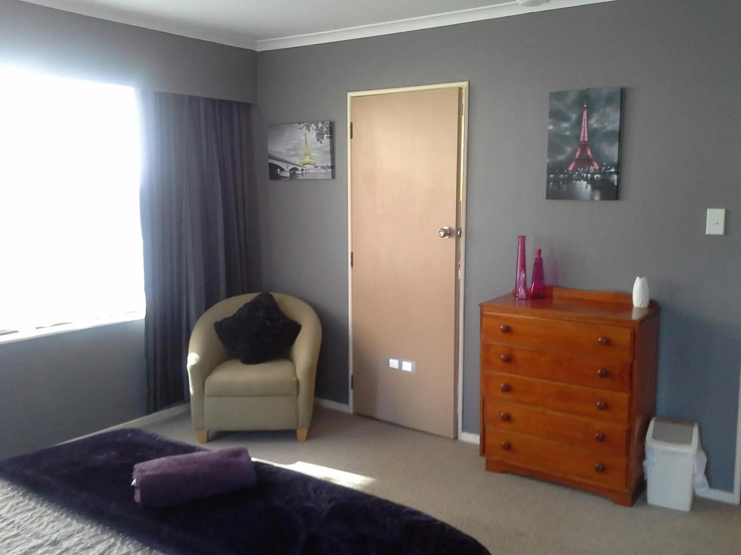 Shower, Seating Area in The Bug Backpackers