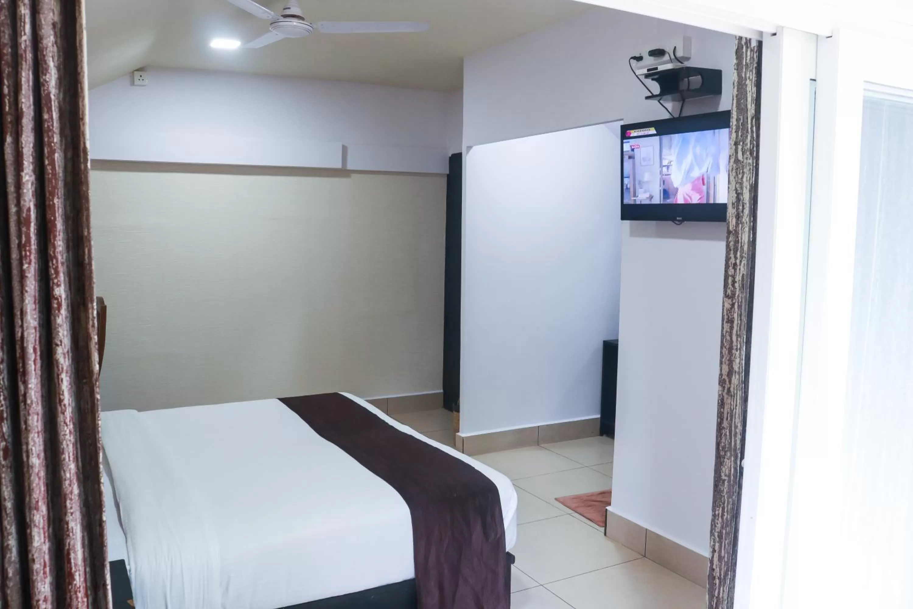 Bed, TV/Entertainment Center in Edens Munnar