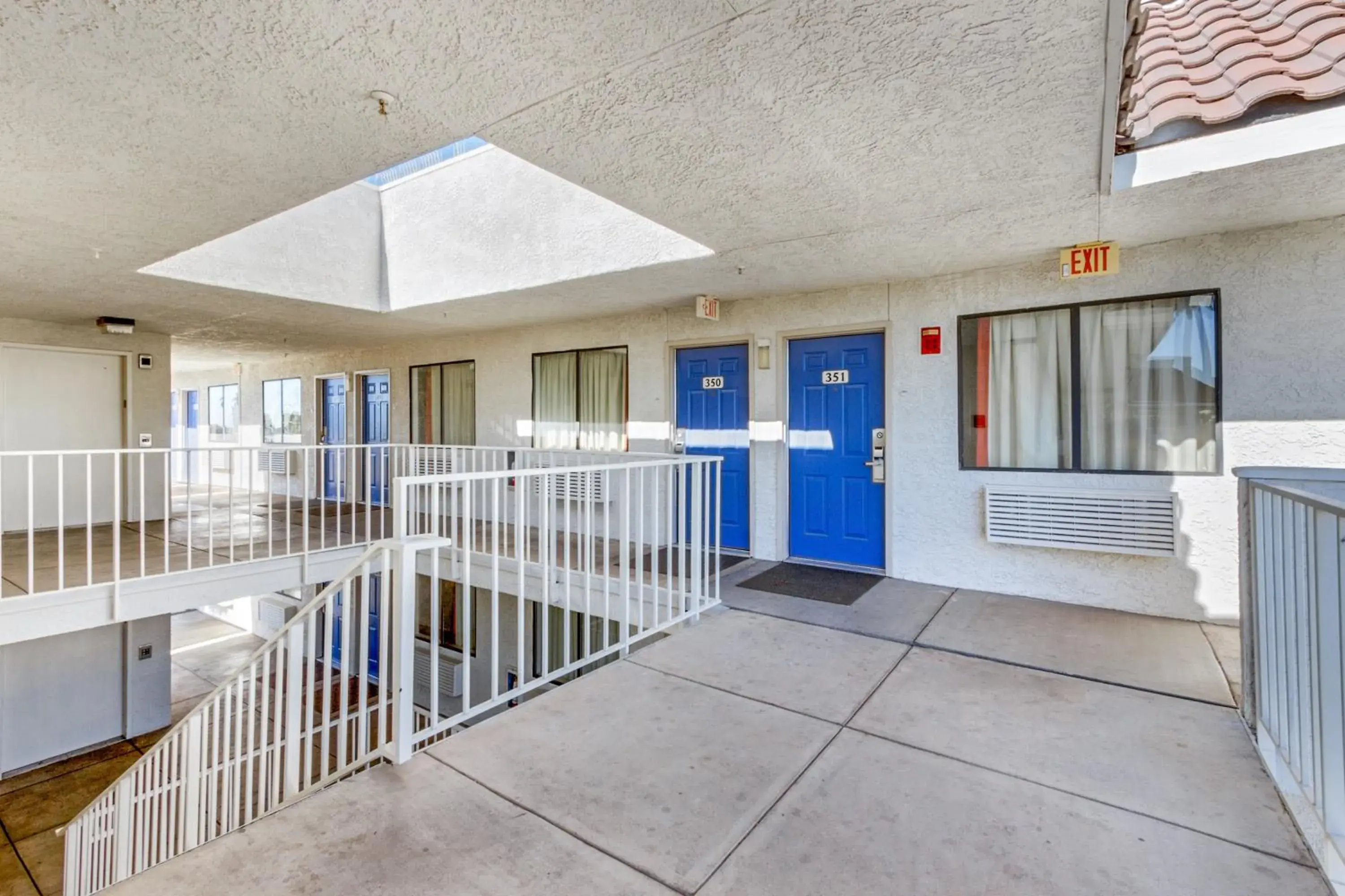 Facade/entrance, Swimming Pool in Motel 6-Phoenix, AZ - West