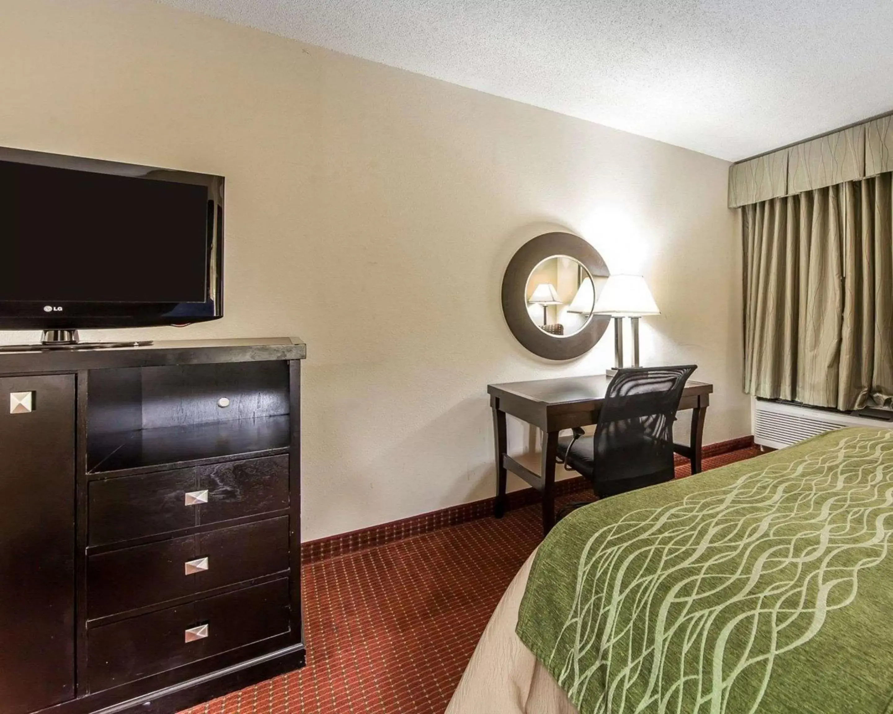 Photo of the whole room, TV/Entertainment Center in Quality Inn & Suites Portsmouth