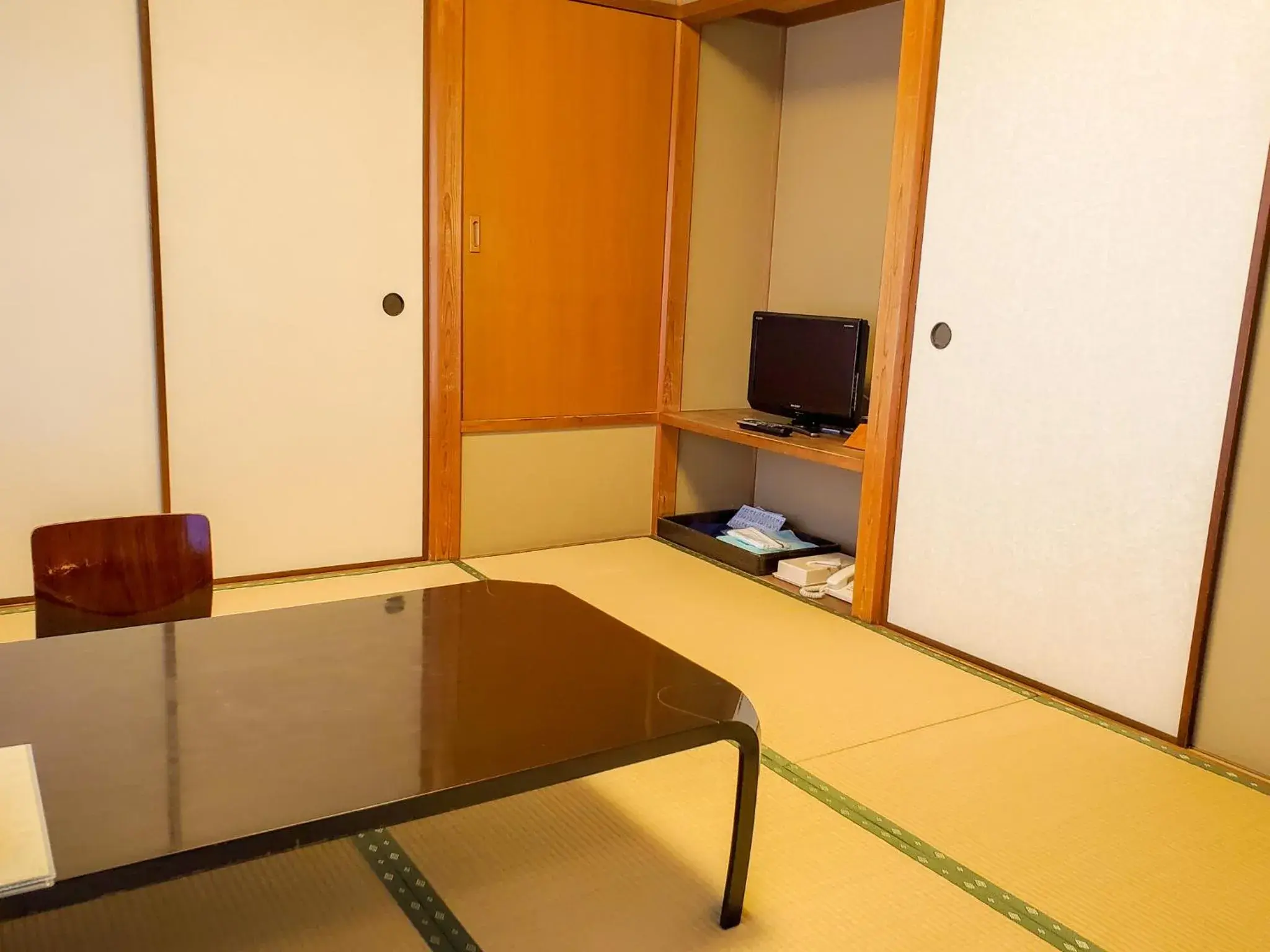 Photo of the whole room, TV/Entertainment Center in Ryokan Ryokufuso