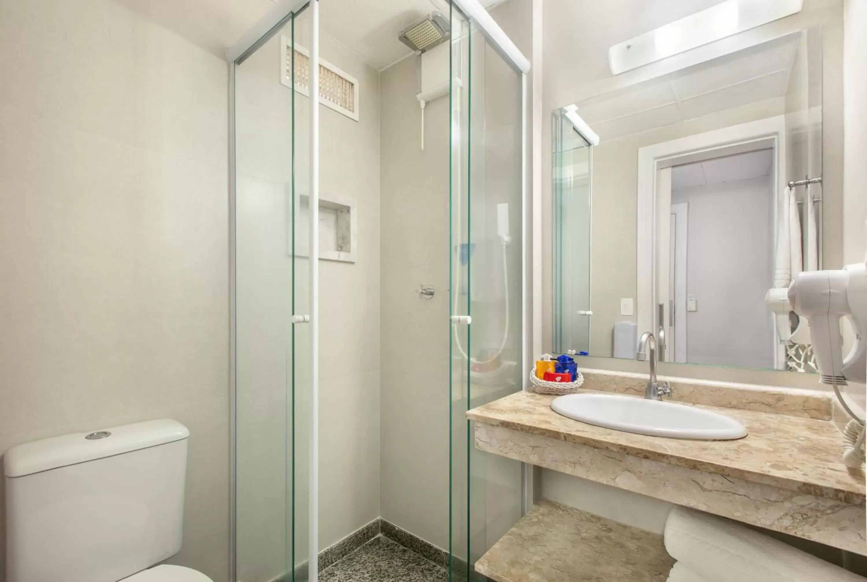 Shower, Bathroom in Plaza Inn American Loft