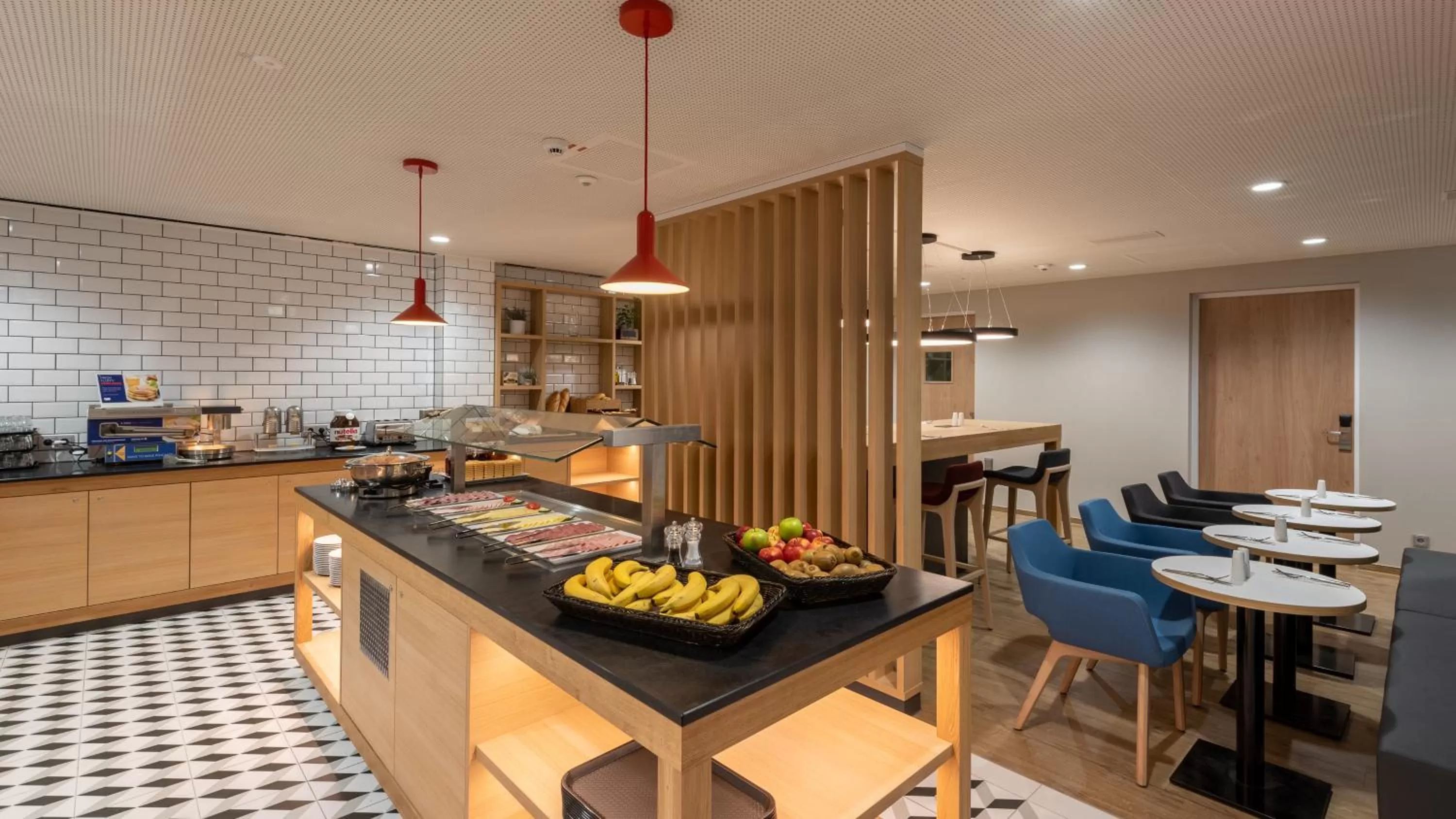 Breakfast in Holiday Inn Express - Hamburg South A7-AS42 by IHG