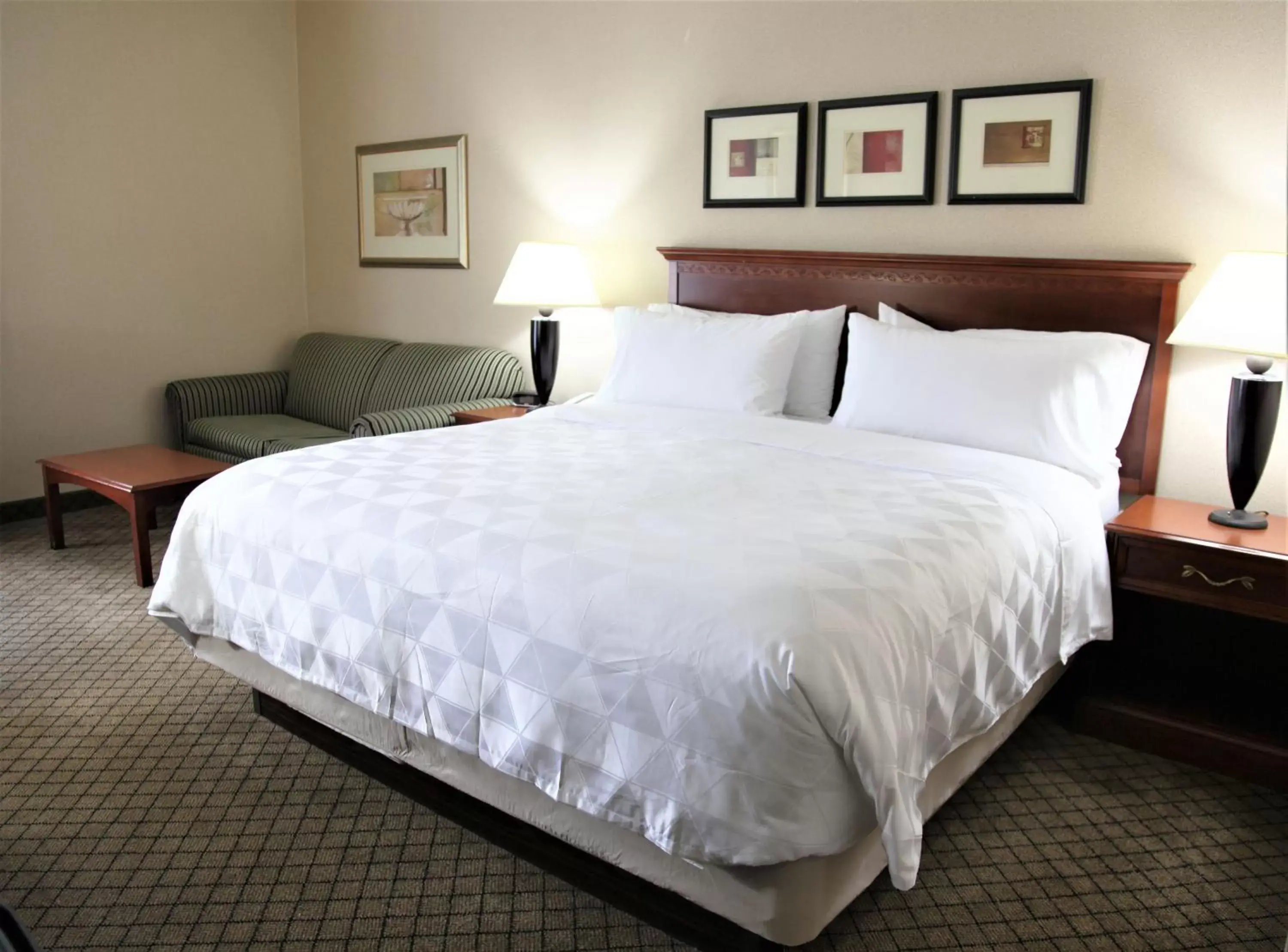 Photo of the whole room, Bed in Holiday Inn Dayton/Fairborn I-675, an IHG Hotel