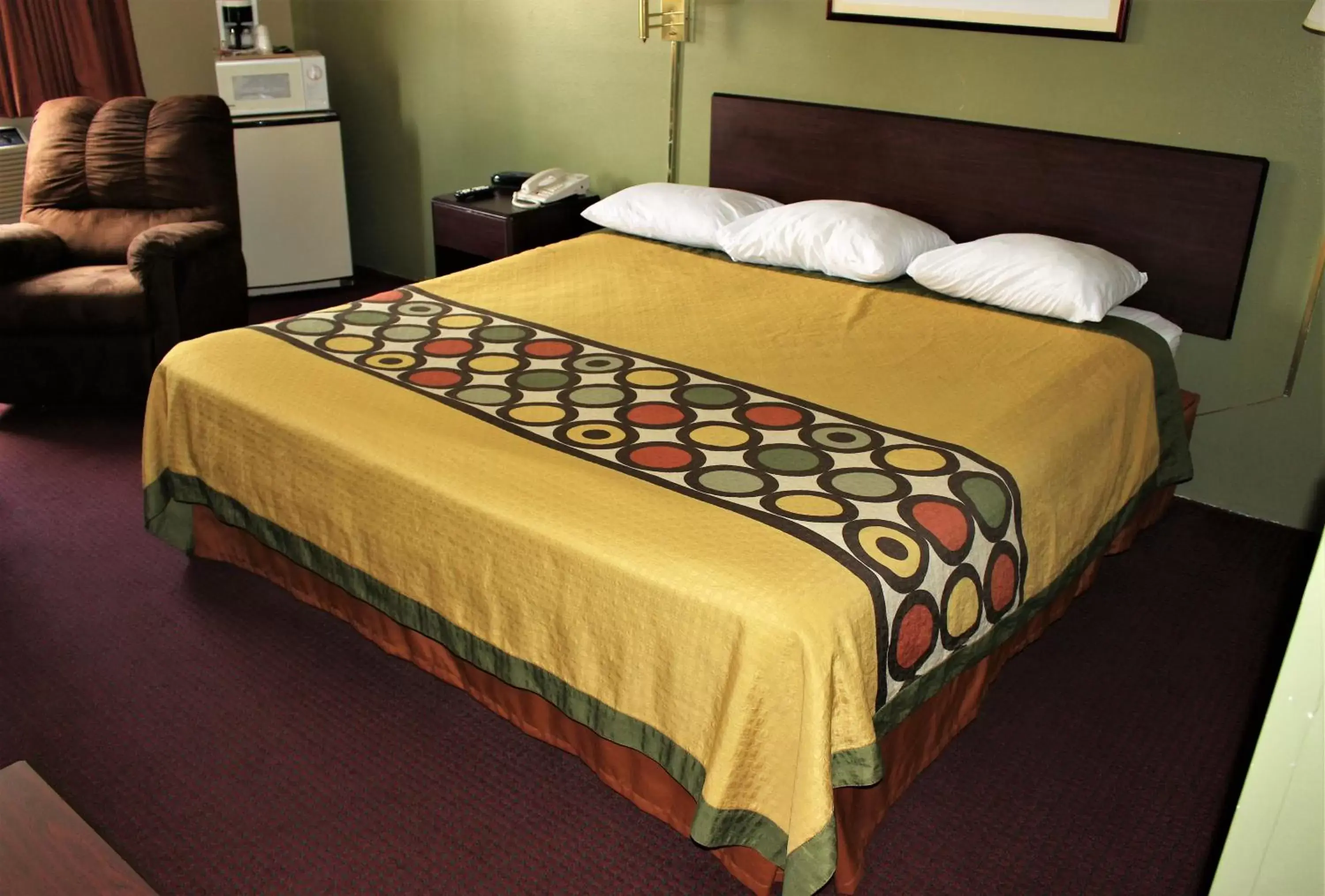 Photo of the whole room, Bed in Knights Inn Albany