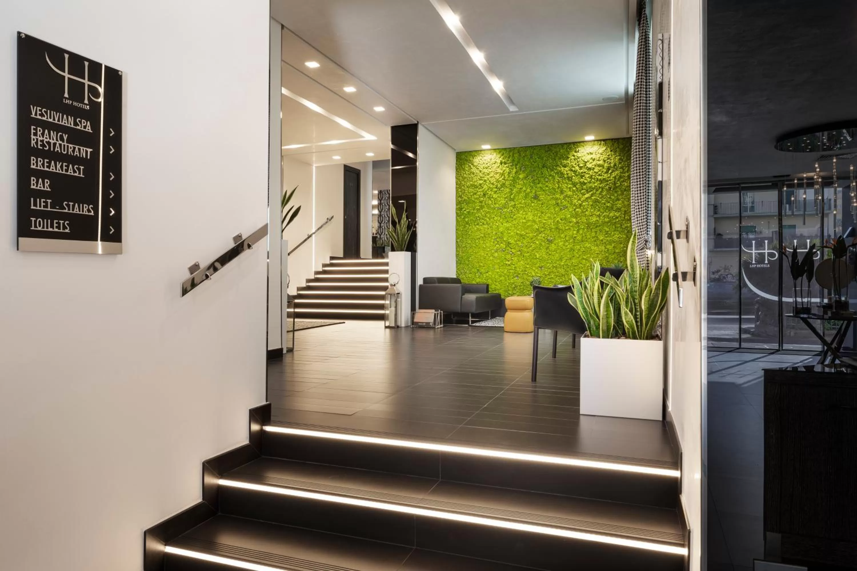 Lobby or reception in LHP Napoli Palace & SPA