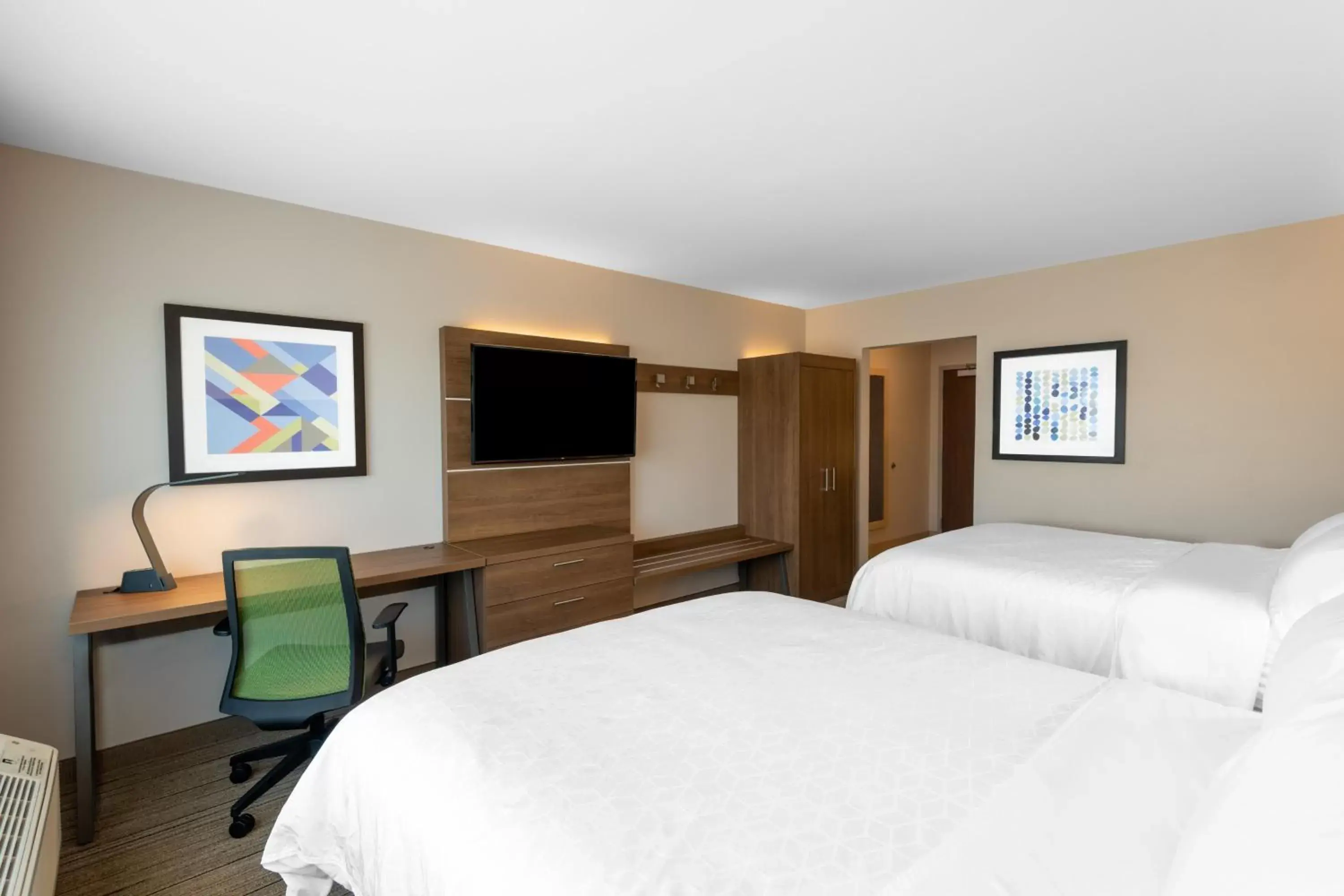 Photo of the whole room, Bed in Holiday Inn Express & Suites - Phoenix - Airport North, an IHG Hotel