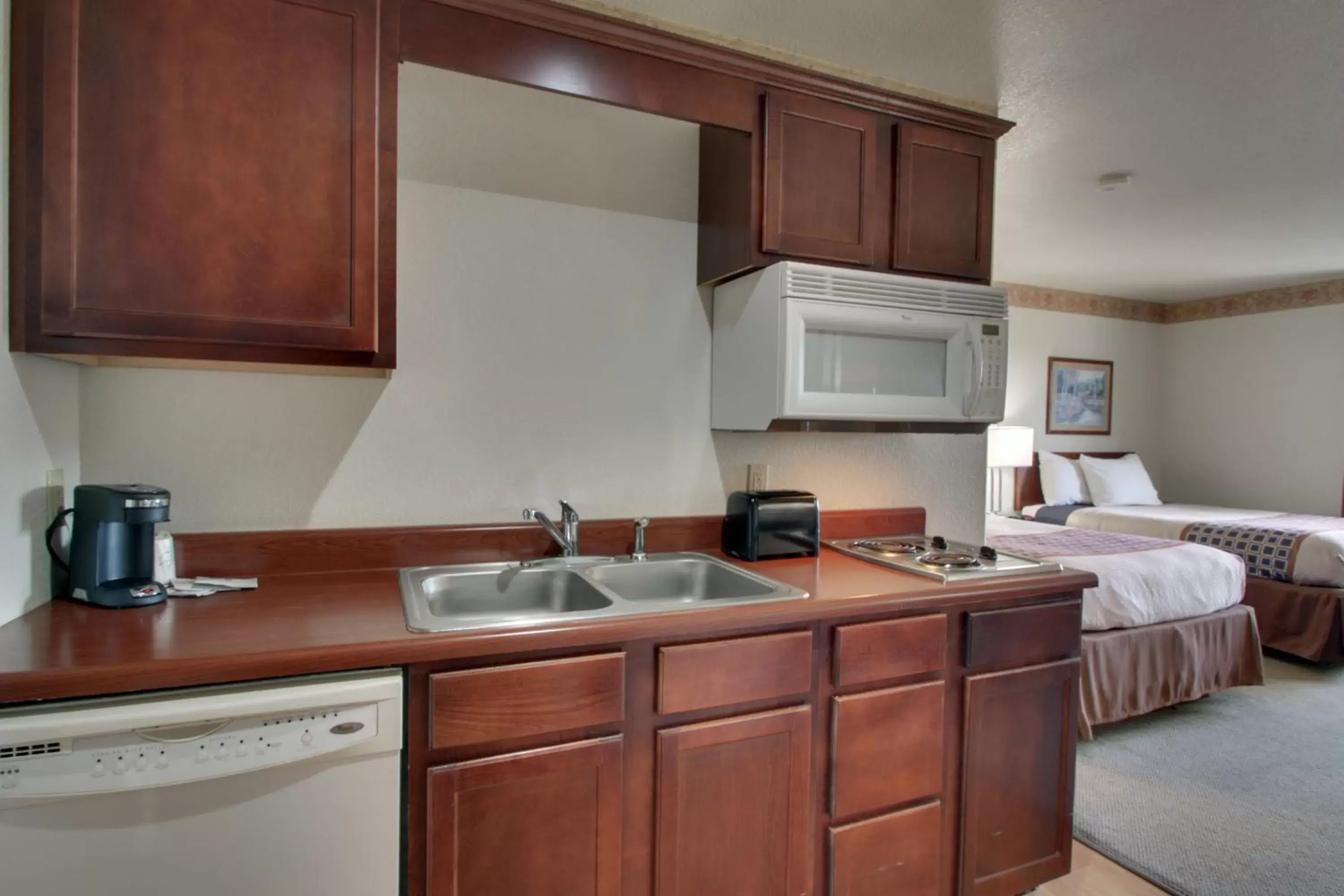 Kitchen/Kitchenette in All Towne Suites