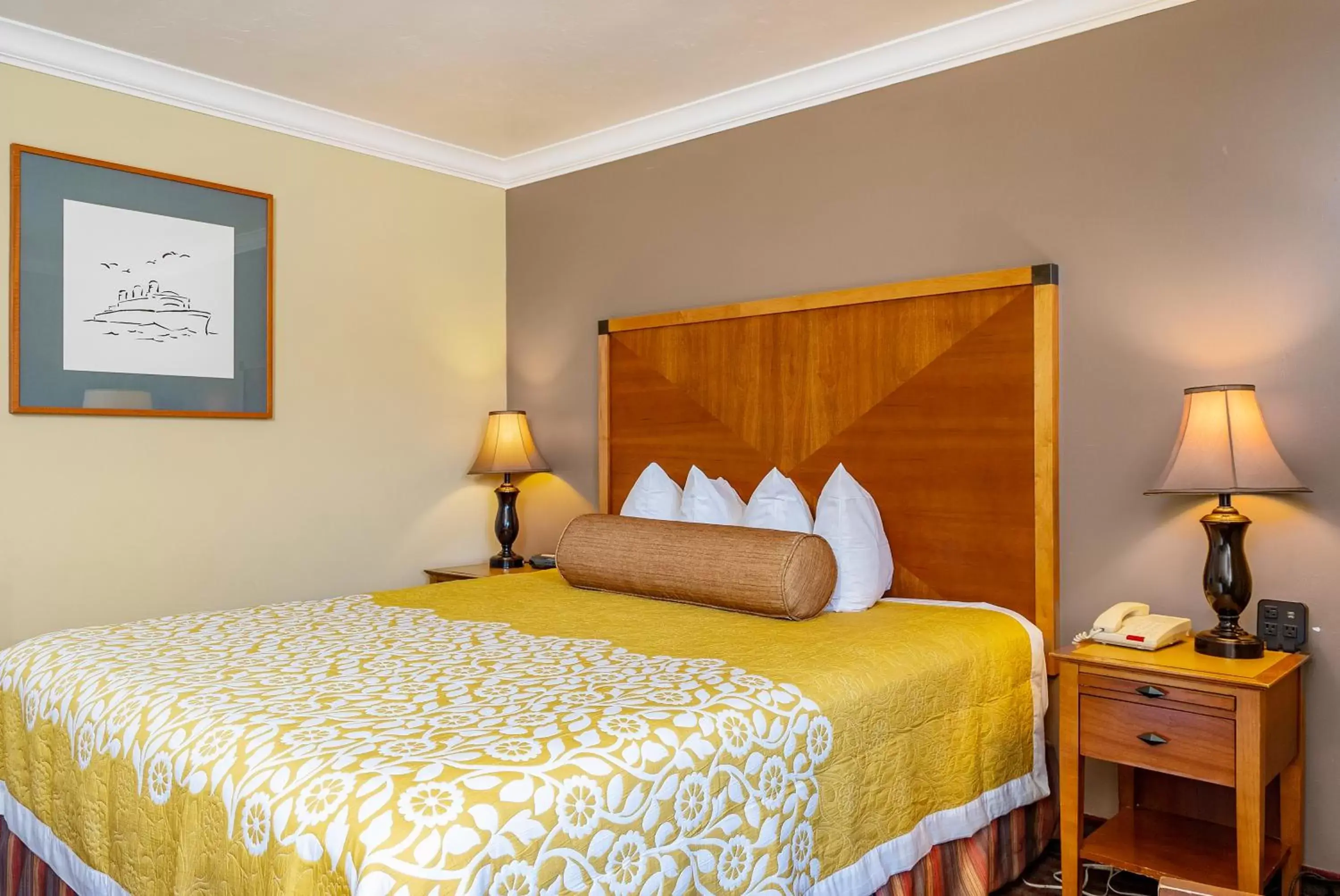 Bedroom, Bed in Aloha Inn