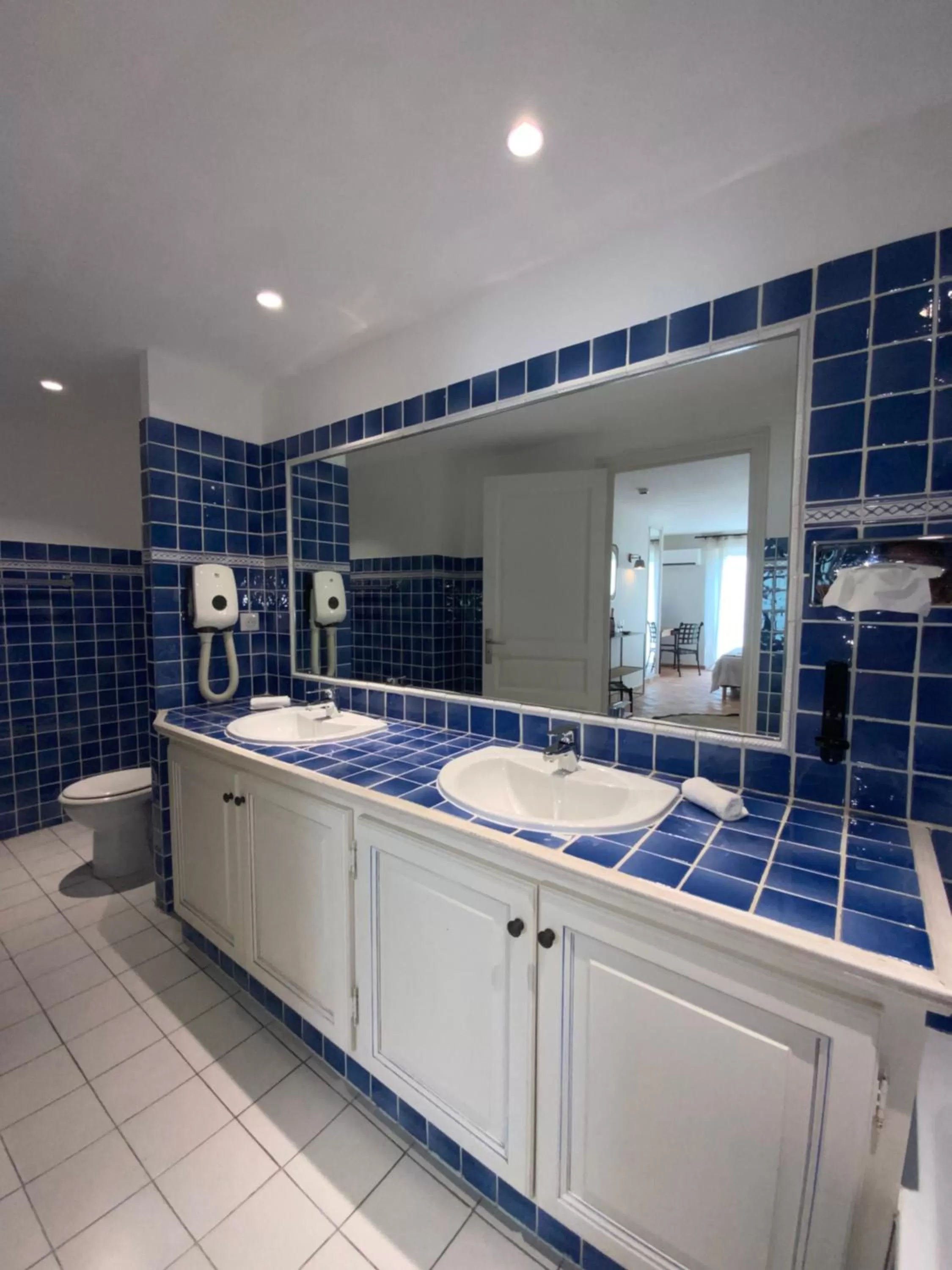 Toilet in Hôtel l'Arena