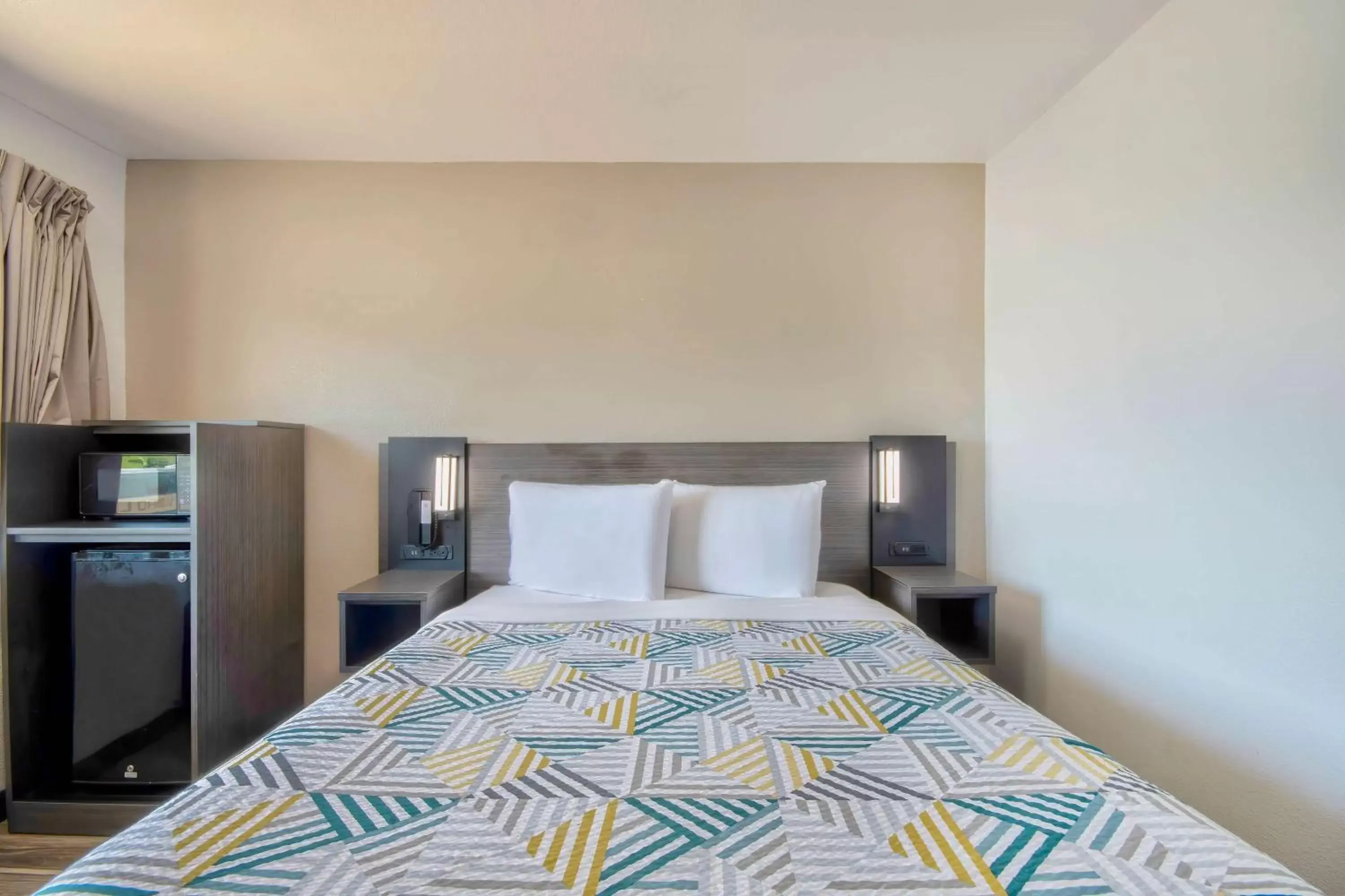 Bedroom, Bed in Motel 6-Russellville, AR