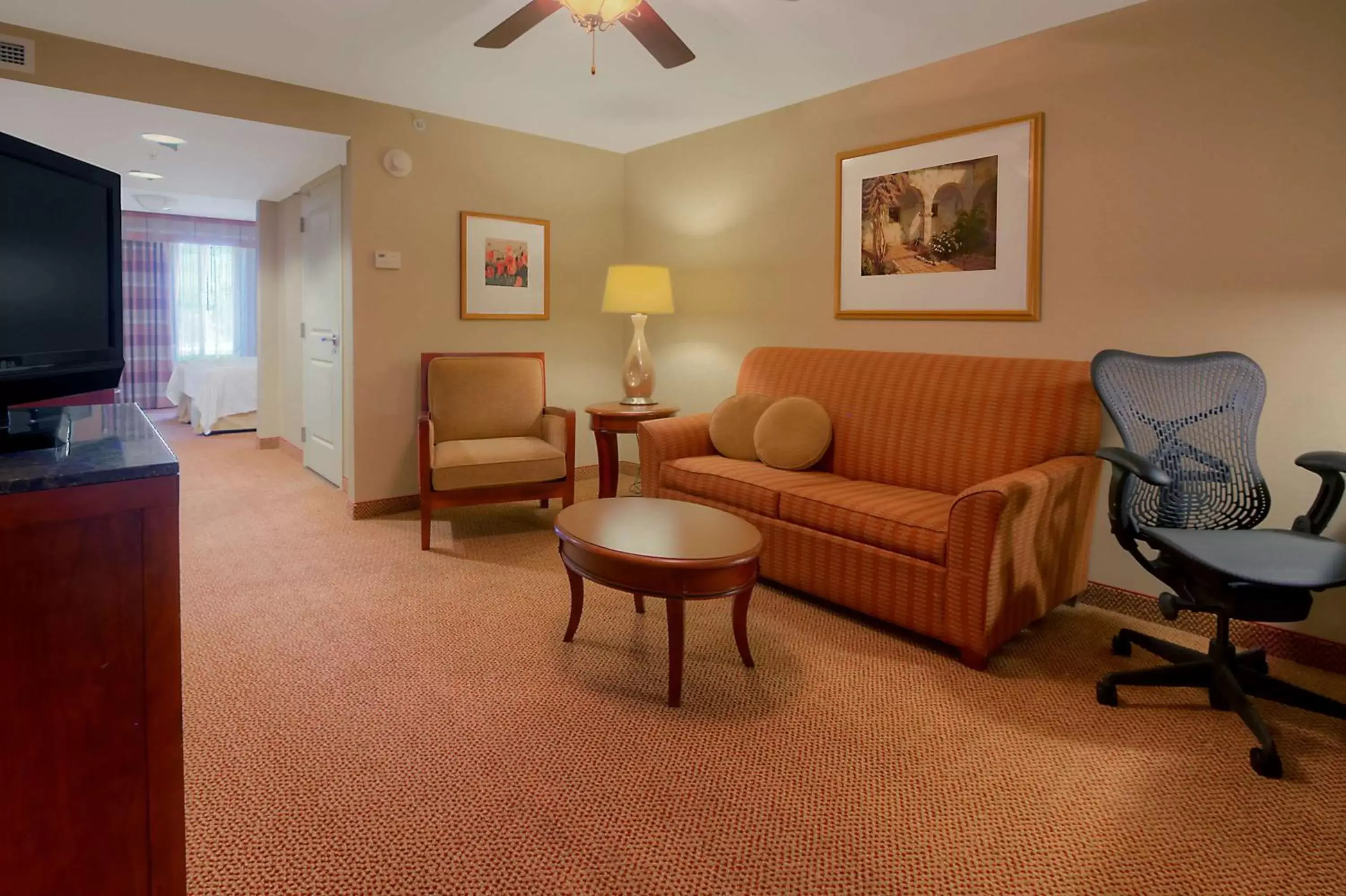 Bed, Seating Area in Hilton Garden Inn Great Falls